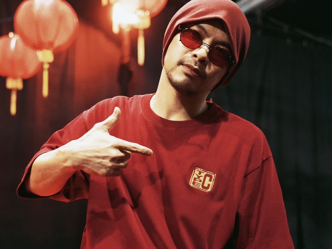 黃明志身邊有多年化妝師女友還陪到案。(黃明志IG)