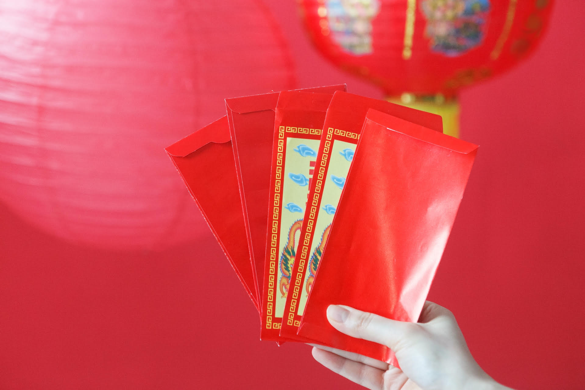 一名女網友透露年薪破300萬的男友過年包500元紅包給她，竟要求她也要回包。（示意圖，photoAC）