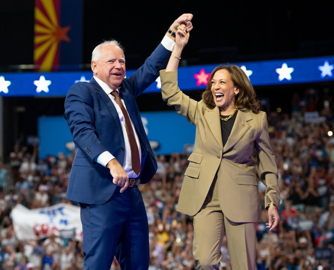 根據微軟的最新研究報告，一個與克里姆林宮勾結的俄羅斯網路團體自8月底以來開始製作和發布多支假影片，目的是抹黑賀錦麗（右）及其競選搭檔華茲。（翻攝Facebook@Kamala Harris）