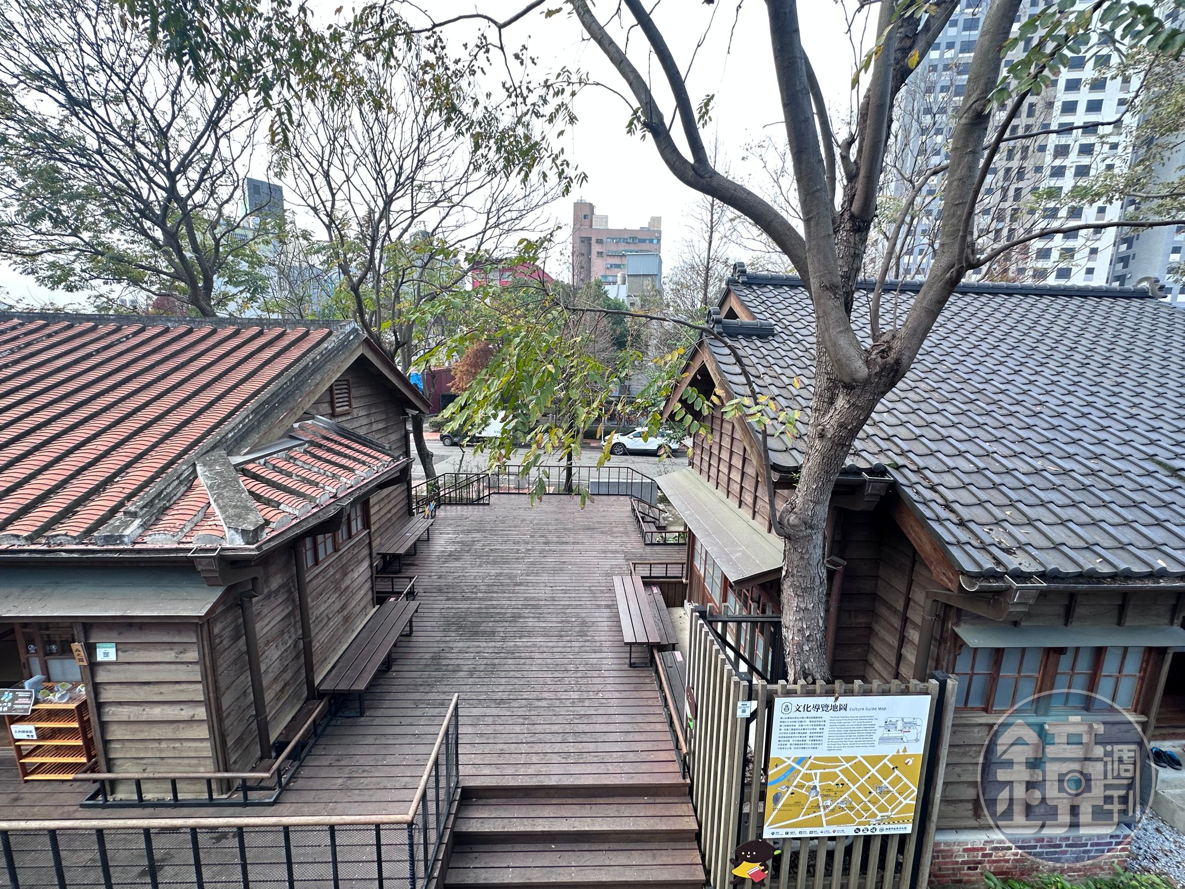 保留了屋頂台式紅瓦與日式和瓦，能登上二樓高台眺望。
