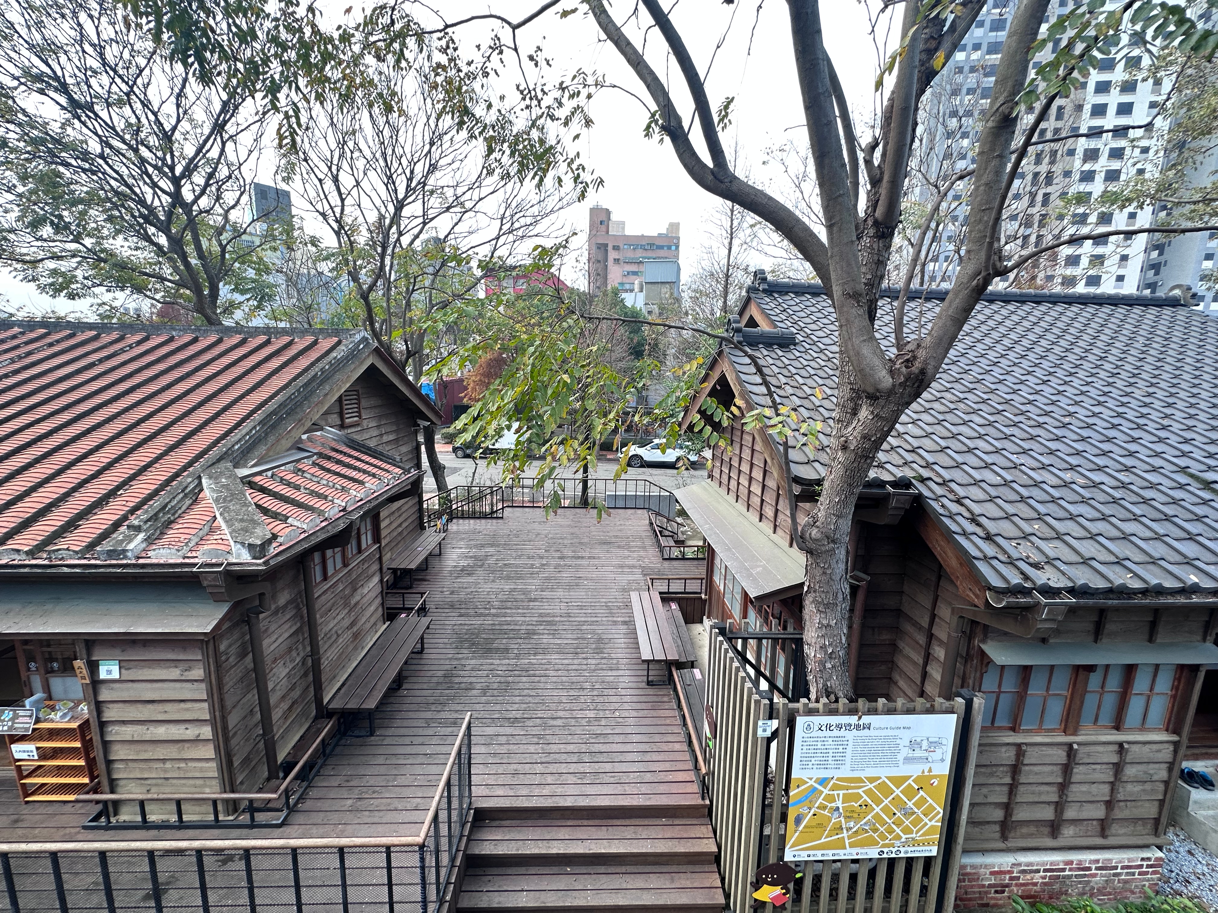 保留了屋頂台式紅瓦與日式和瓦，能登上二樓高台眺望。