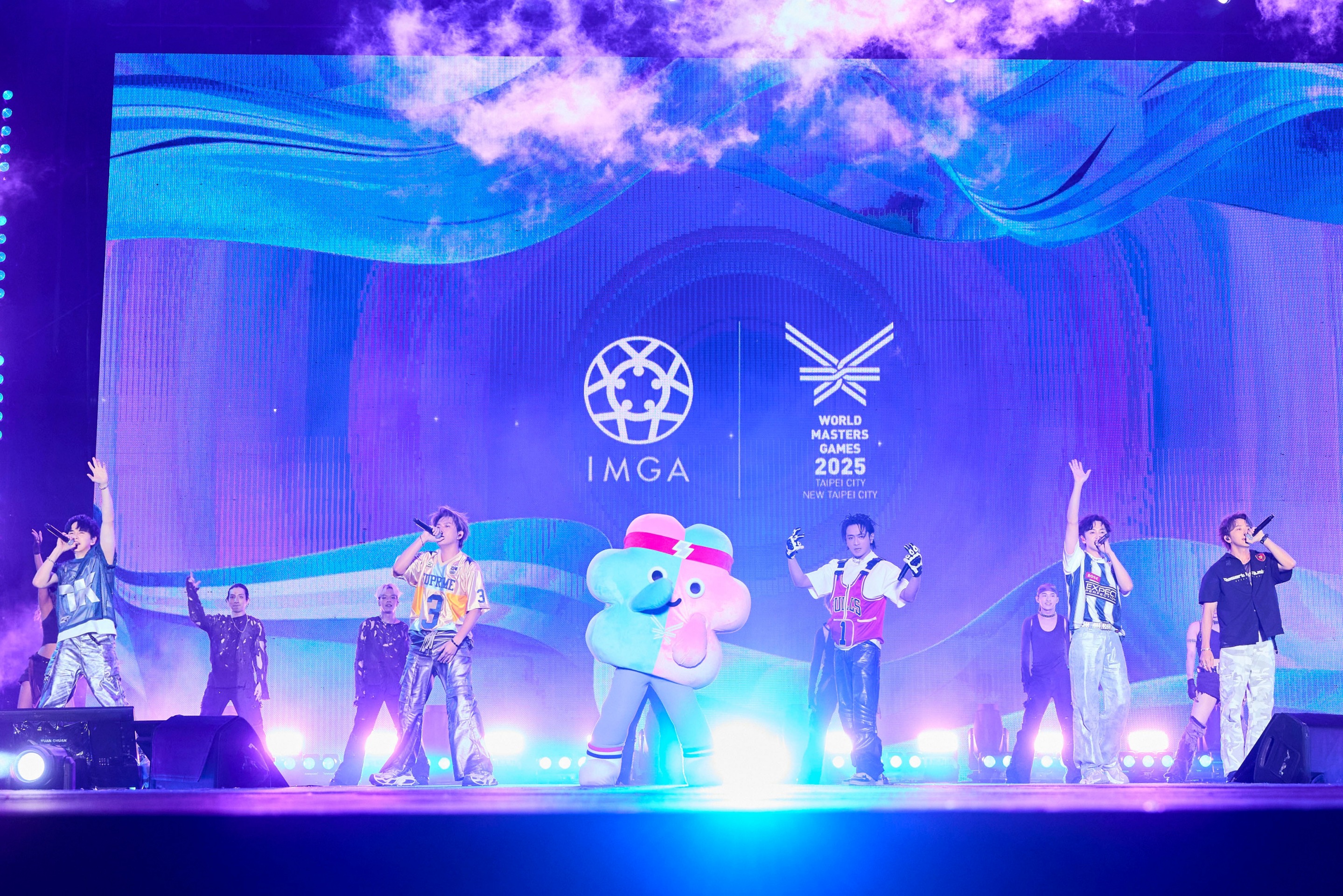 Energy在世壯運閉幕式表演，與吉祥物「壯寶」一同跳起招牌「16蹲」。（相信音樂提供）