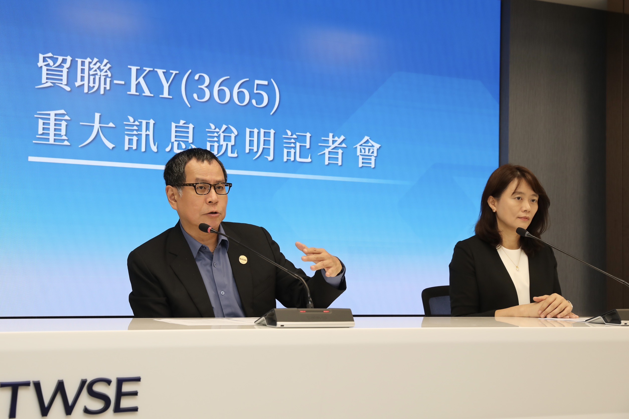 貿聯總經理鄧劍華與貿聯資深協理彭慈風於今(10)日下午代表說明收購案。