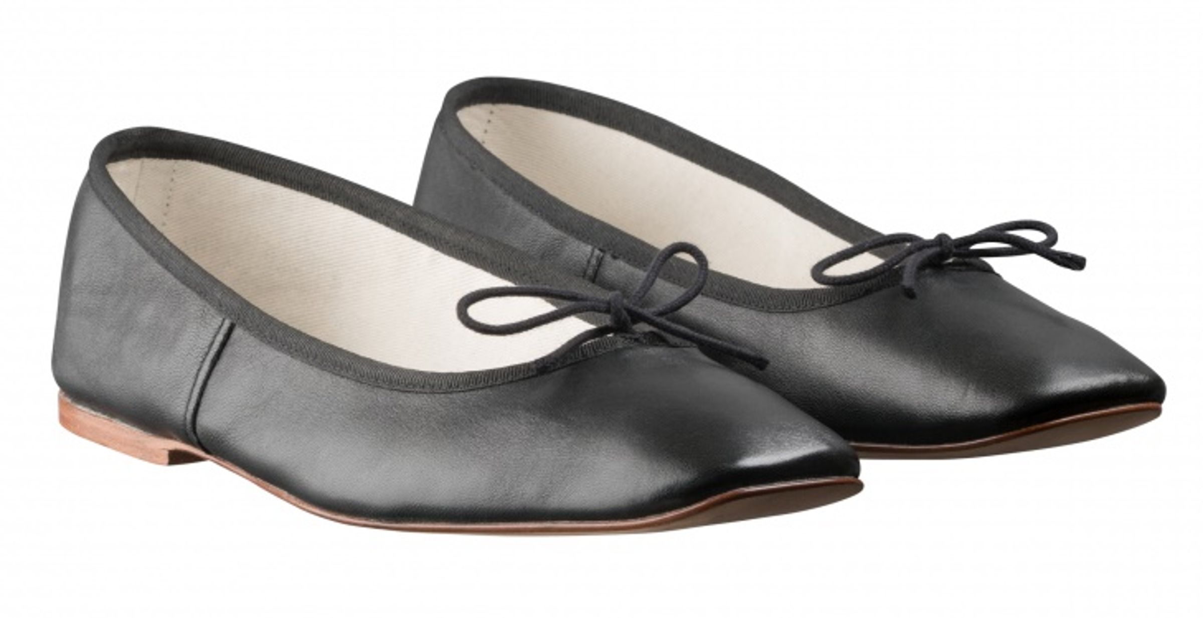 A.P.C.黑色LEAH平底鞋。NT$8,500(惇聚提供)