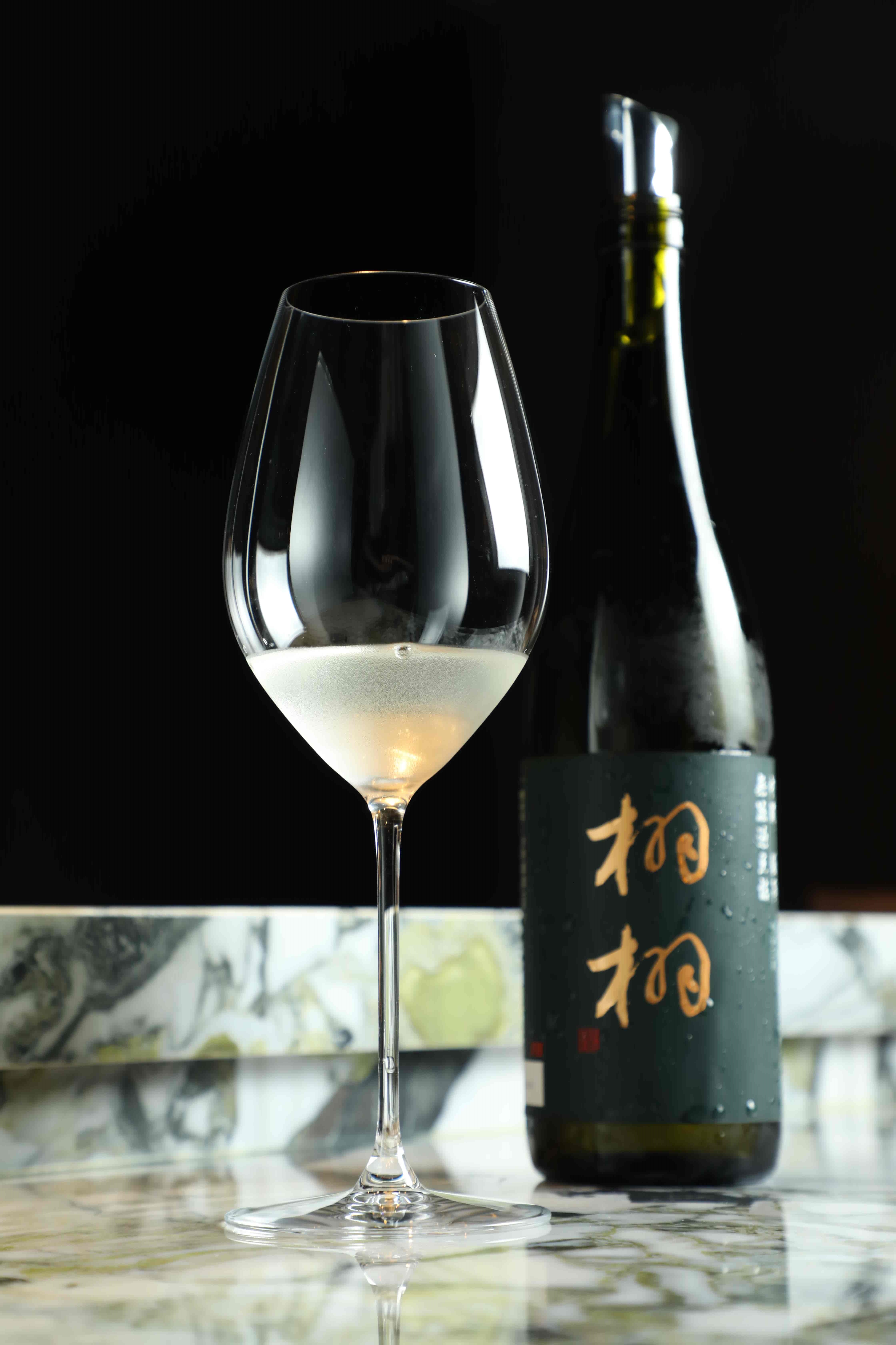 這支「栩栩 袋吊純米大吟釀」來自日本山形縣新藤酒造店，採高成本的袋吊方式取得酒液，不僅酒體清澈細緻，更帶著乾淨脆麗的青蘋果香氣，爽冽圓潤的口感耐飲，與大閘蟹套餐更是相當契合。（4,500元／瓶）