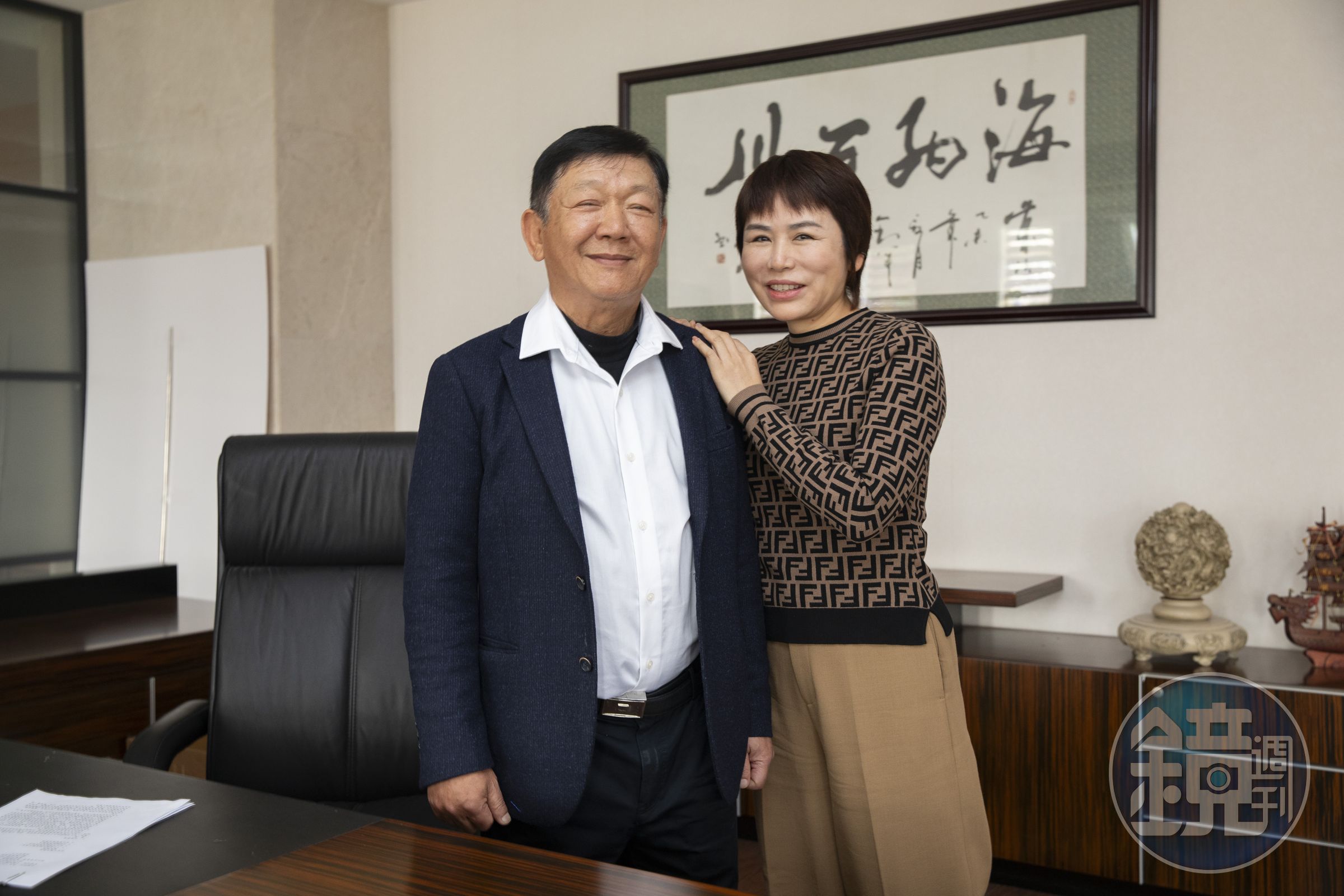 太太張曉艷（右）負責公司對內管理，是陳鏗勝（左）的得力幫手。