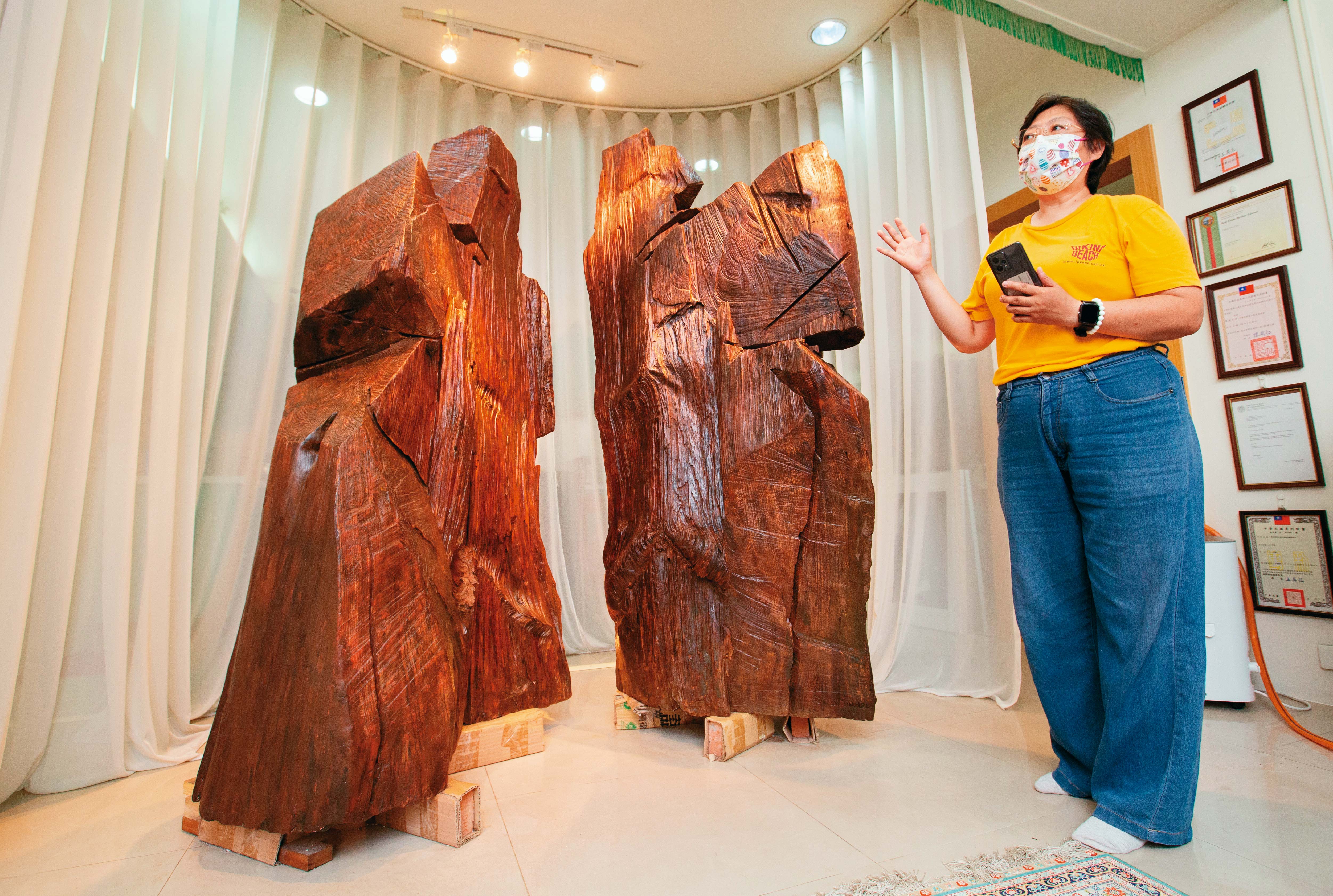 邱彰台北住處的2尊太極木雕上有朱銘落款，右為邱彰助理。