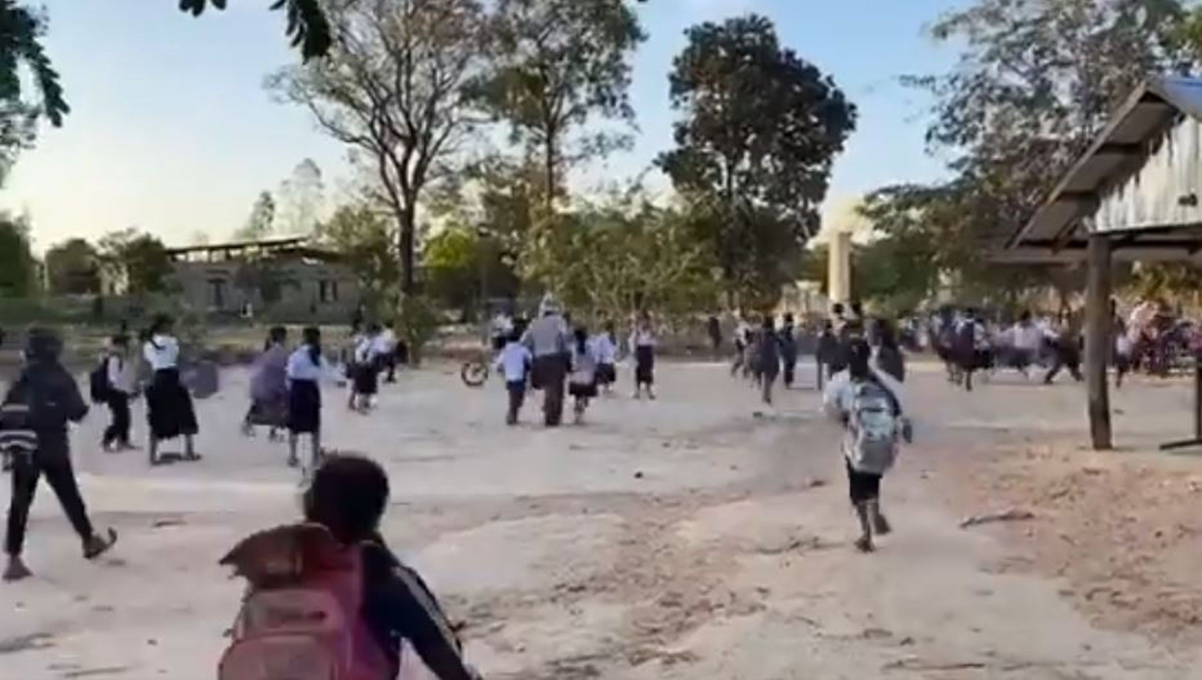 泰柬衝突再起,柬埔寨遭受砲擊,奧多棉吉省一處學校學童奔逃躲避戰火波及。(翻攝自@jacobincambodia X)