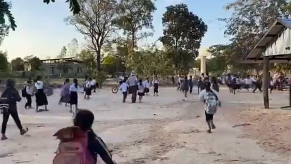 泰柬衝突再起，柬埔寨遭受砲擊，奧多棉吉省一處學校學童奔逃躲避戰火波及。（翻攝自@jacobincambodia X）