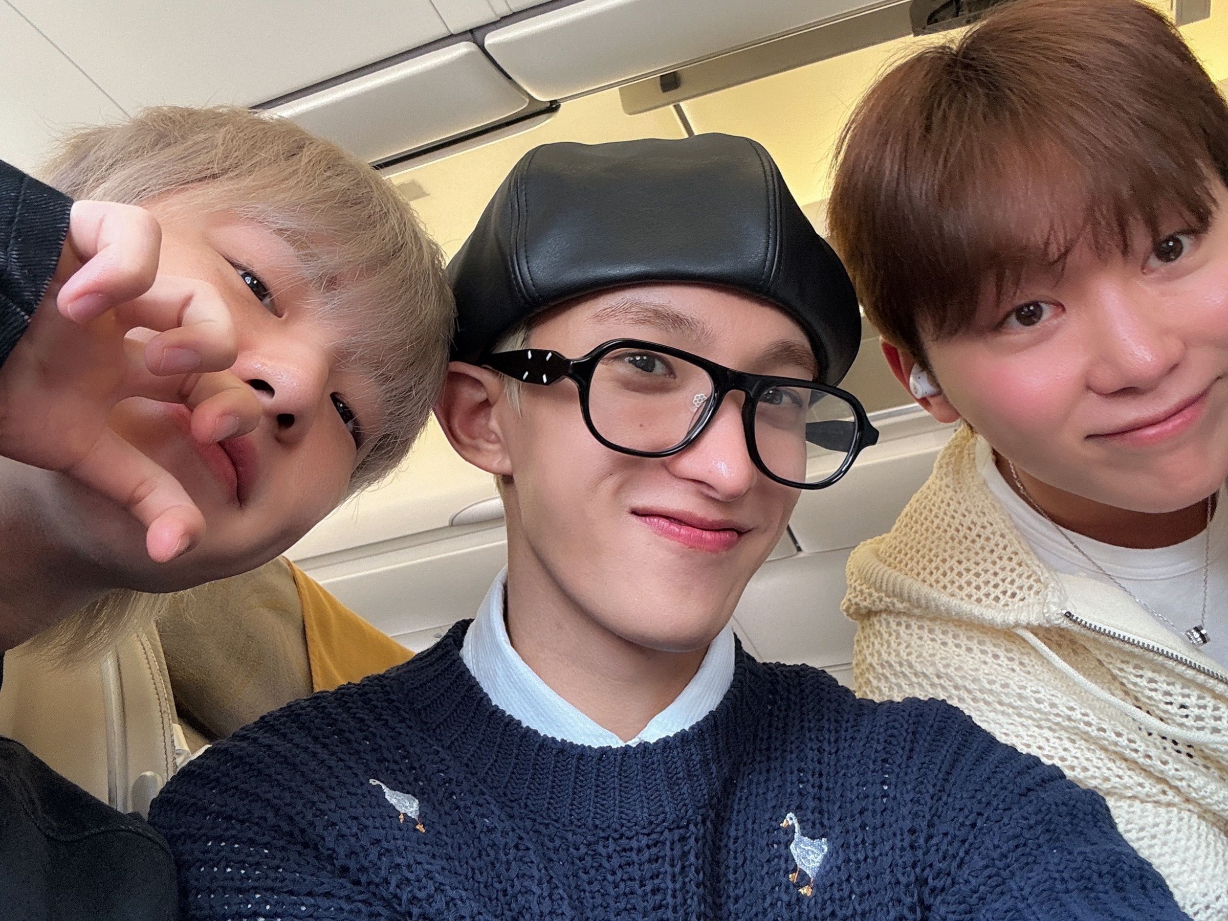 SEVENTEEN分隊BSS隊長DK(中)上傳在飛機上的自拍照,興奮表示「夫碩順要來了!」。(翻攝自Weverse)