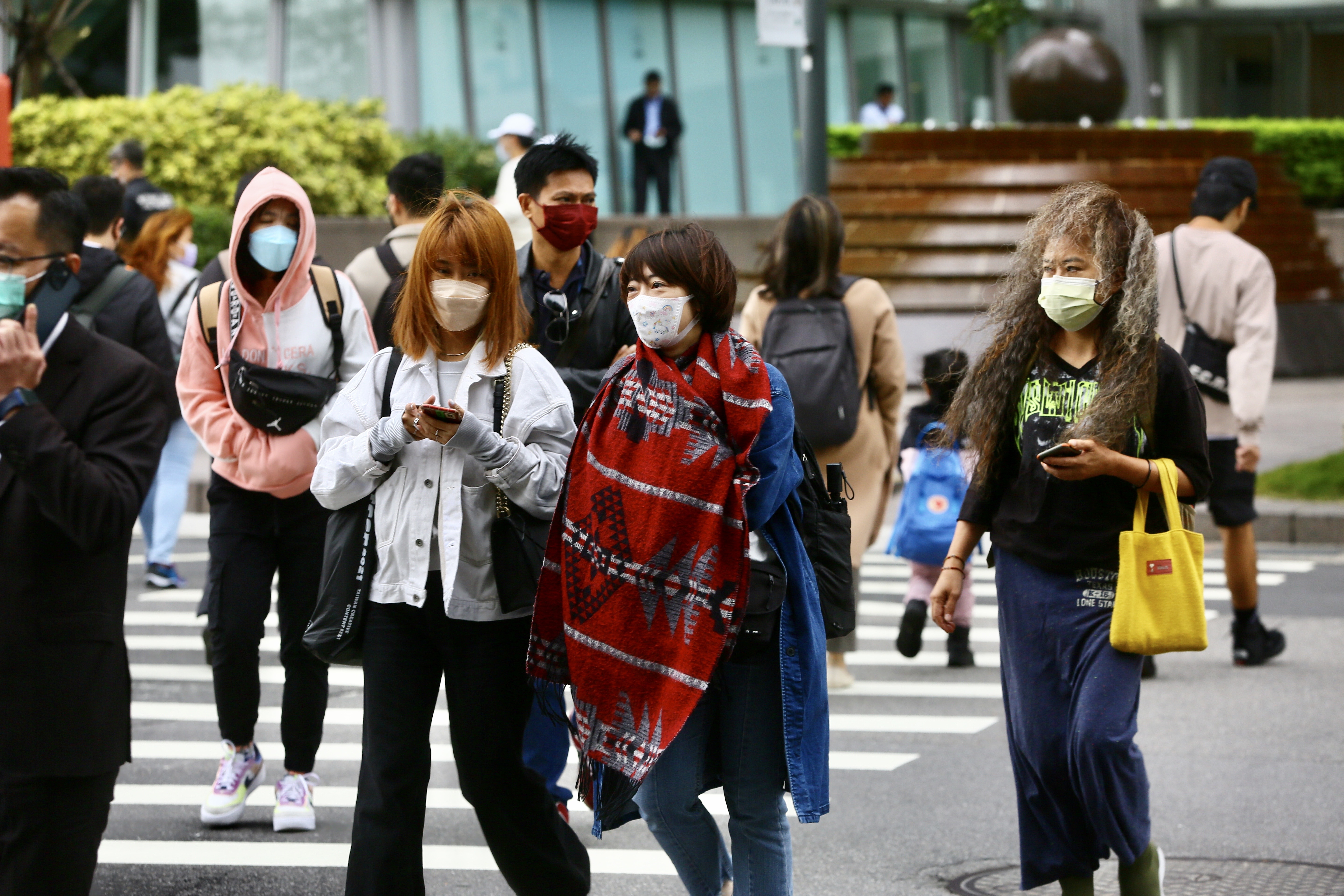 氣象粉專提醒下週要變冷了，「大家可以把帥帥水水的冬衣拿出來囉！」（本刊資料照）