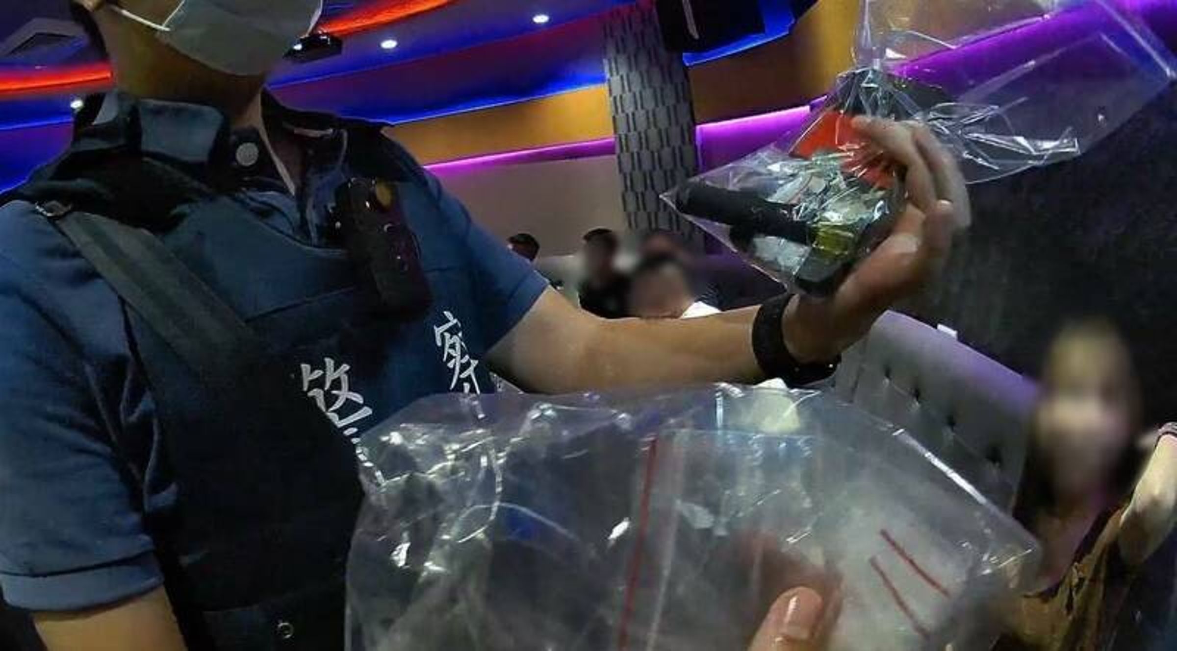 警方在小吃部置物櫃、小姐休息室等處搜出毒品。（警方提供）