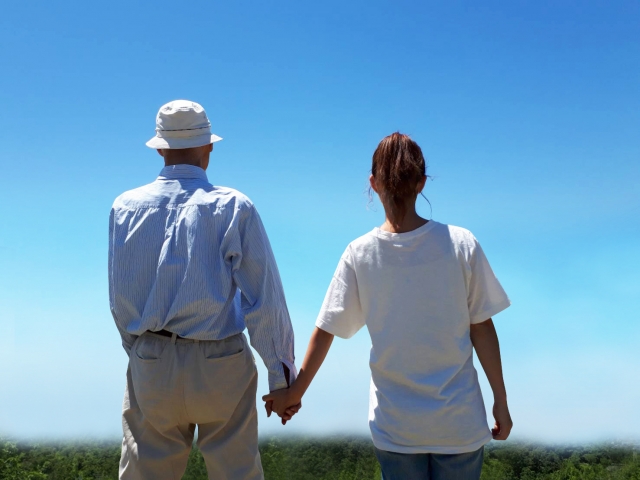 一名人妻透露公公喪偶才1個月,竟開始帶不同女人回家,讓人傻眼。(示意圖,photoAC)