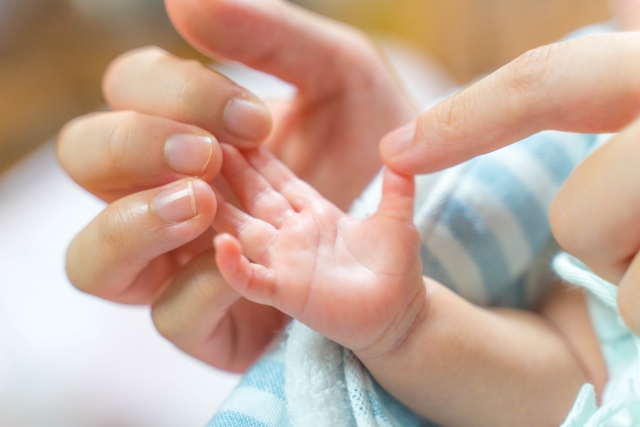 托嬰中心因強制替11月大男嬰戴口罩，男嬰掙扎哭泣，最終因眼淚浸濕口罩黏住口鼻而窒息身亡。（示意圖非當事人，photo-ac）