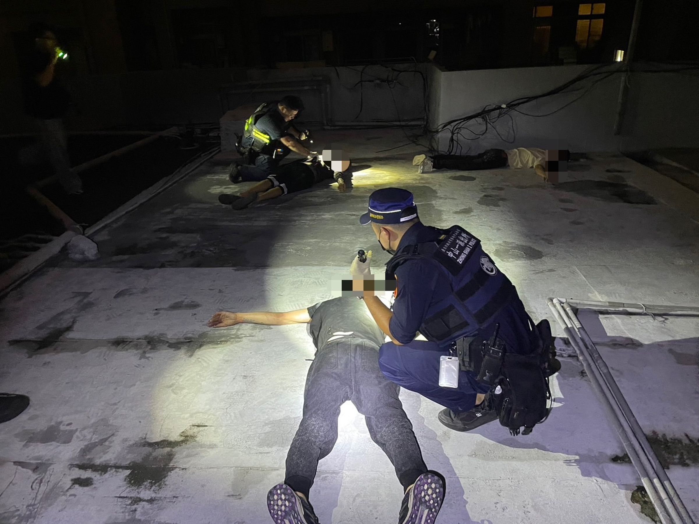 警方上門臨檢，發現越南籍失聯移工開毒趴，躲在頂樓躲避查緝。（翻攝畫面）