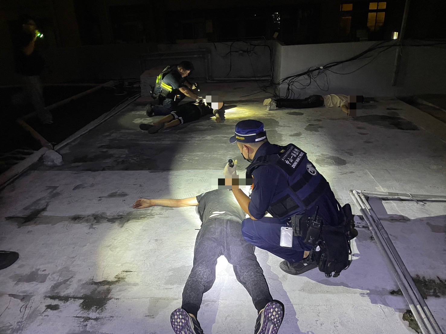 警方上門臨檢，發現越南籍失聯移工開毒趴，躲在頂樓躲避查緝。（翻攝畫面）