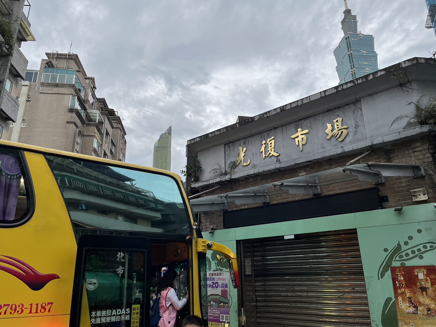 遊覽車駕駛表示該處巷道狹小，又是T字路口，才會不慎撞上。（翻攝畫面）