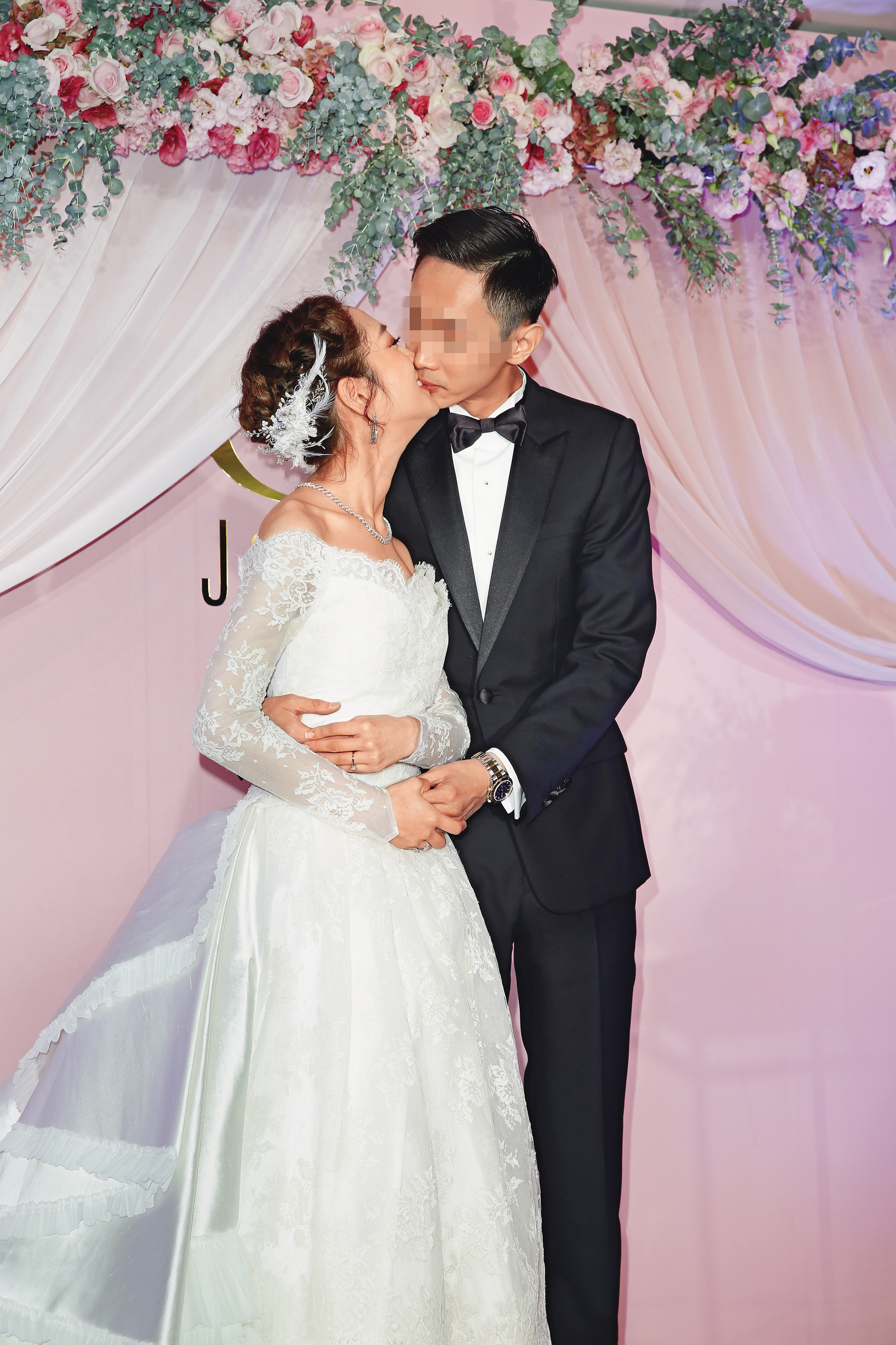 2016年底，楊千霈（左）和交往19天就閃婚的洪家傑（右）舉辦婚宴。