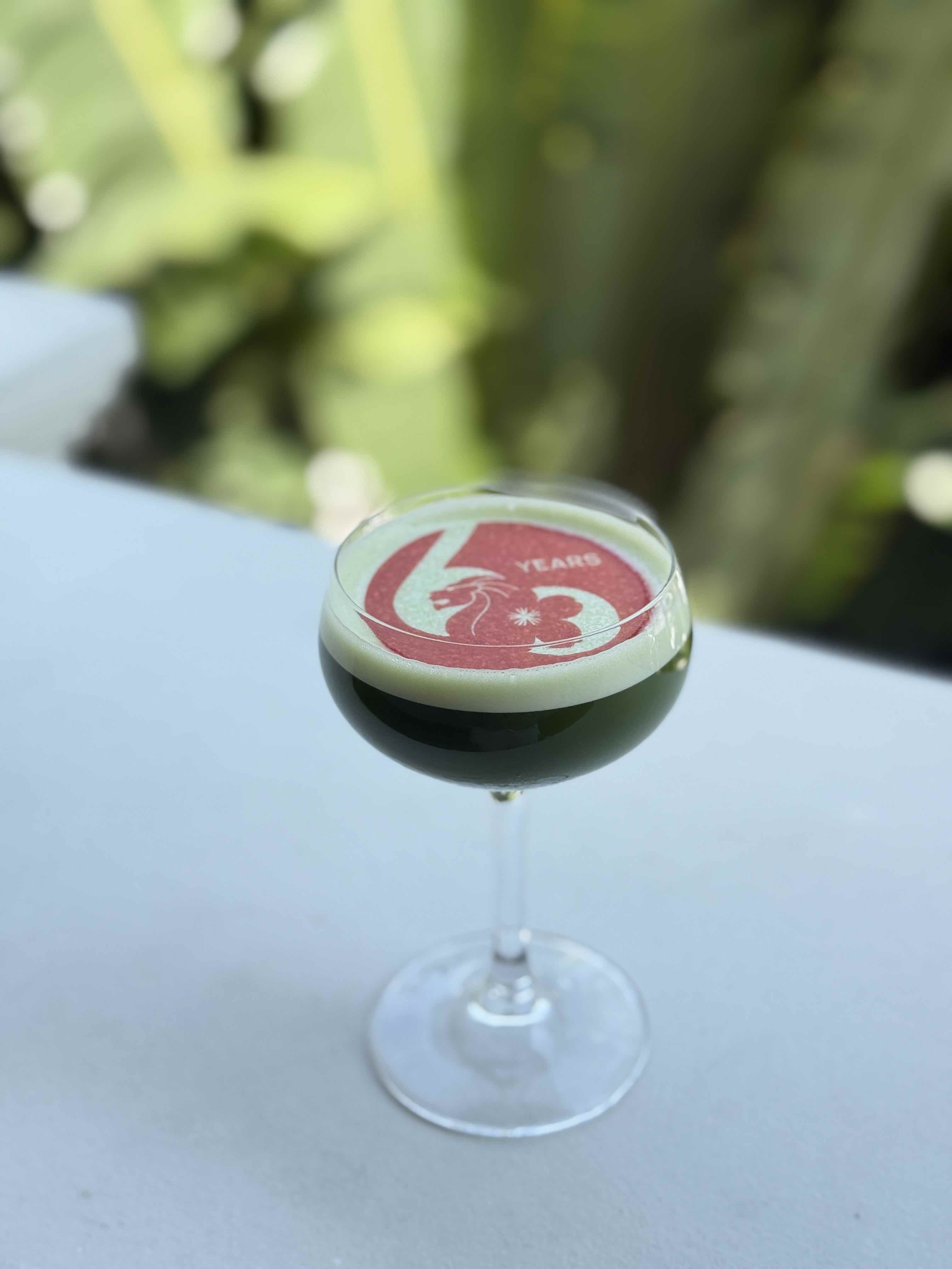 2026年適逢新加坡與日本建交60周年,Long Bar特別推出「Matcha Sling」以京都宇治抹茶搭配新加坡在地Brass Lion Singapore Dry Gin。(新幣38元/杯,約NT$945)