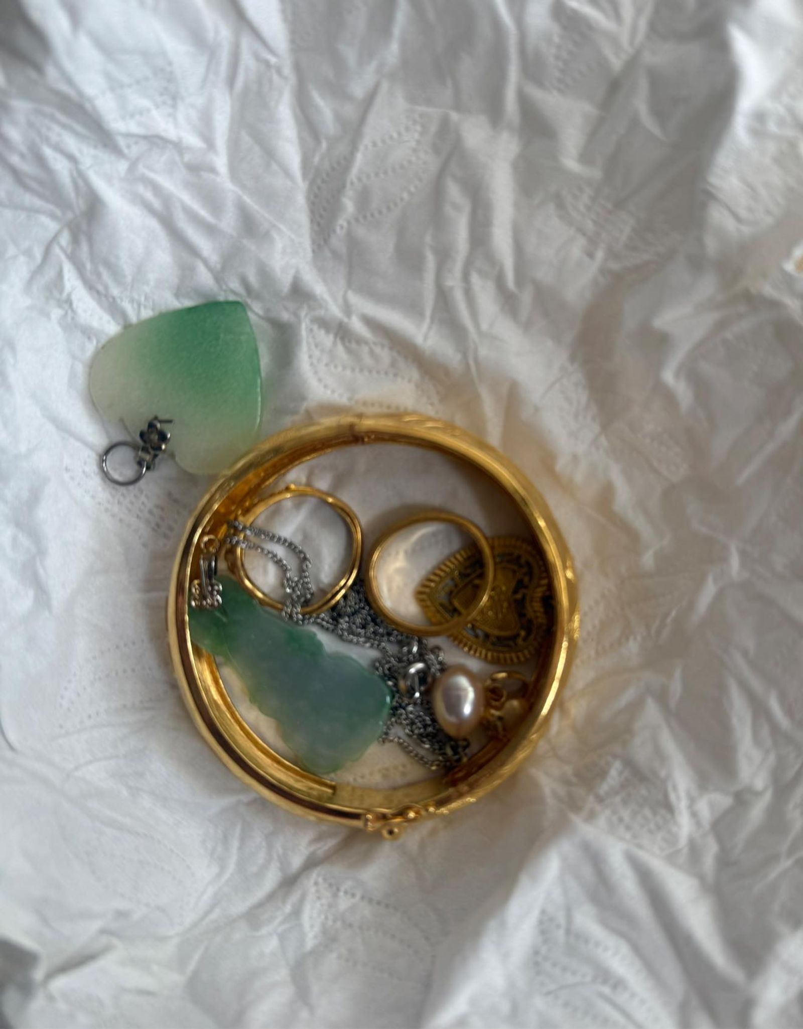 有位人妻在臉書社團po文，提到婆婆過戶給她和老公房子，還偷偷藏了金飾、玉飾。（翻攝自毒姑九賤婆媳討論區臉書社團）