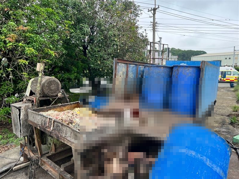 26歲林姓男子在使用大型絞肉機準備魚飼料時，右手不慎捲入機器，導致右上臂遭到截斷。（翻攝畫面）