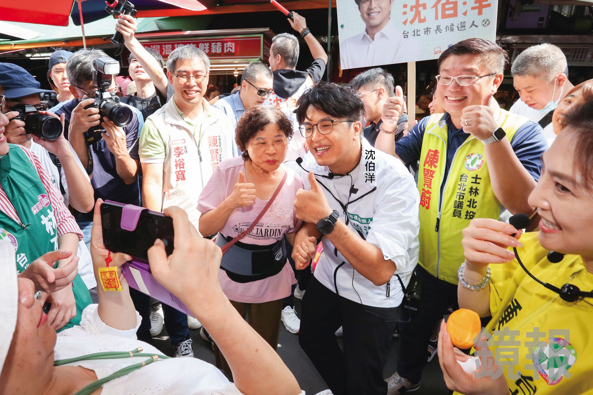 沈伯洋這次競選台北市長喊當「你的市長」，治理台北市「要聽大家的、聽你的」。圖為掃街畫面。（鏡報董孟航）