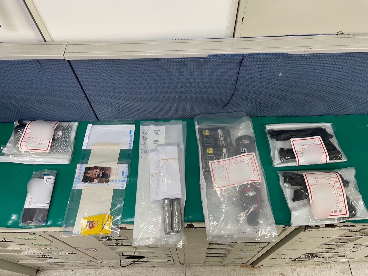 警方在陳男家中起獲空氣槍及毒品等證物。(翻攝畫面)