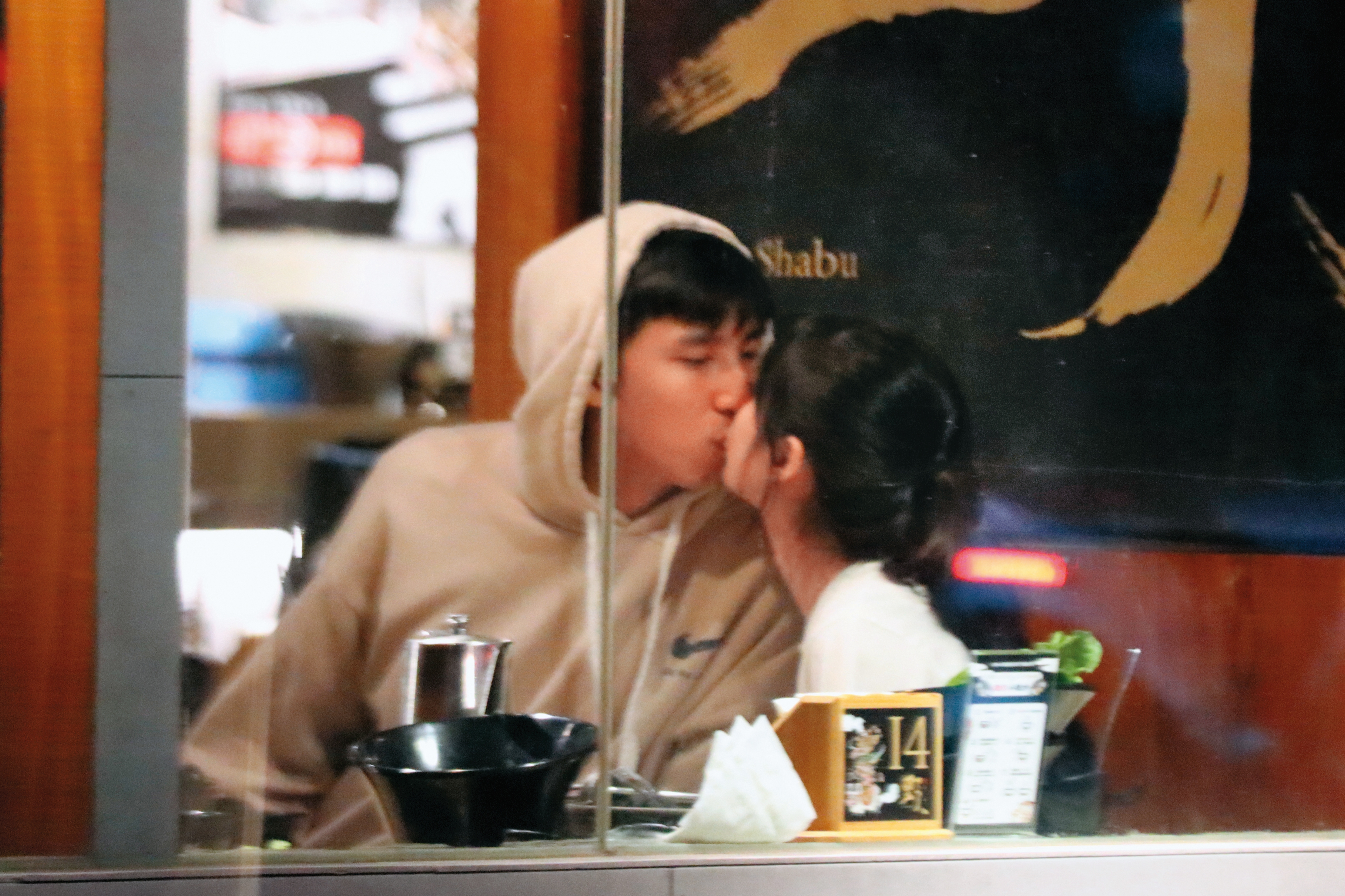 1/16 00：40 調情到一半，胡釋安（左）忍不住和女友馬尾妹（右）熱吻。