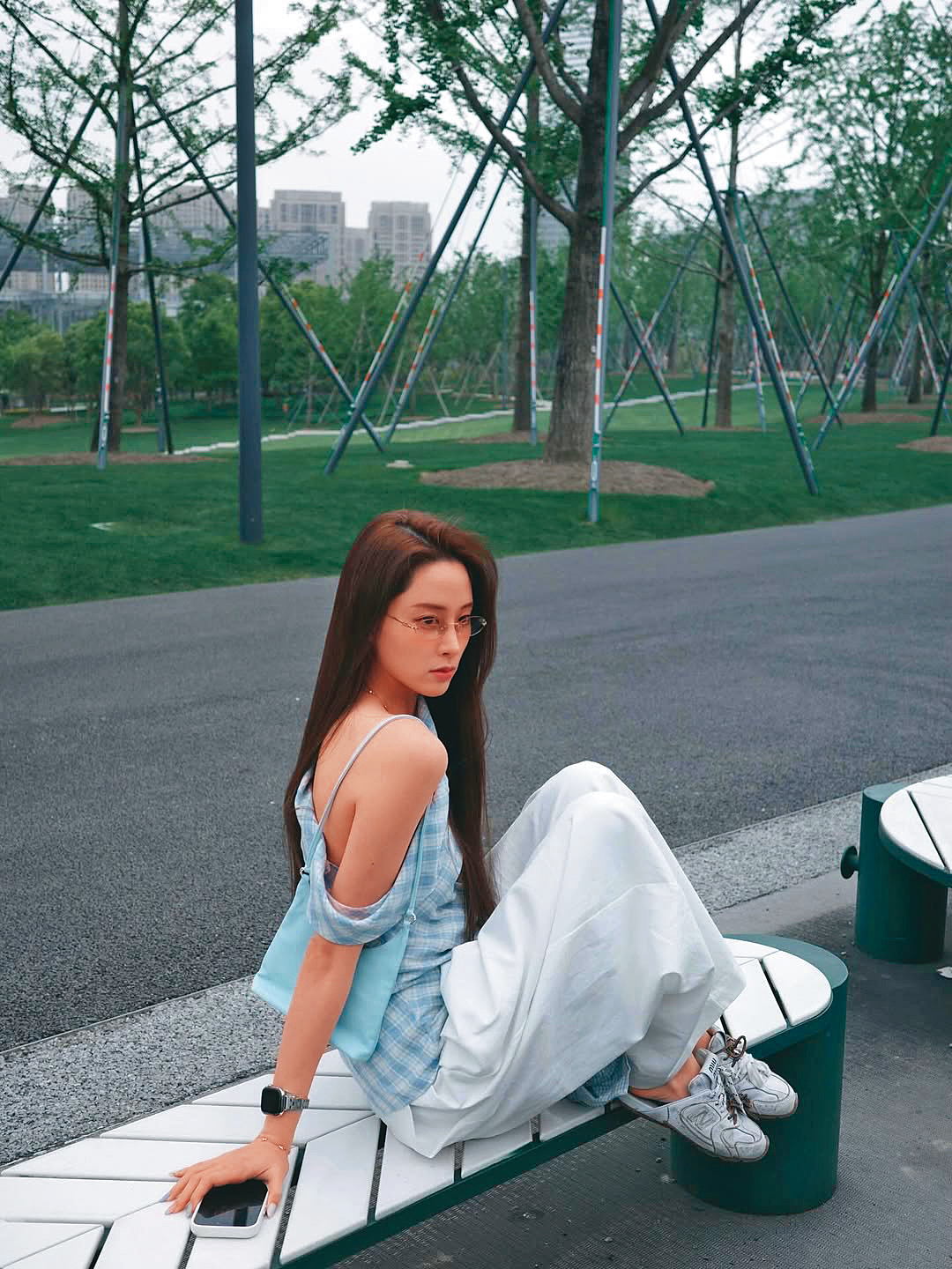 歐陽妮妮的網美育兒照(右圖),偶爾也有走鐘的時候(左圖)。敢呼歐陽家大公主巴掌的,也只有小睦睦了。(你外公在你身後他很火)(翻攝自歐陽妮妮IG)