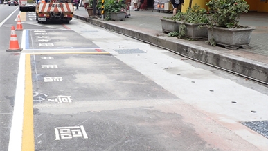 卸貨停車格供商家上下貨使用，但時常有車輛非法占用。（交通局提供）