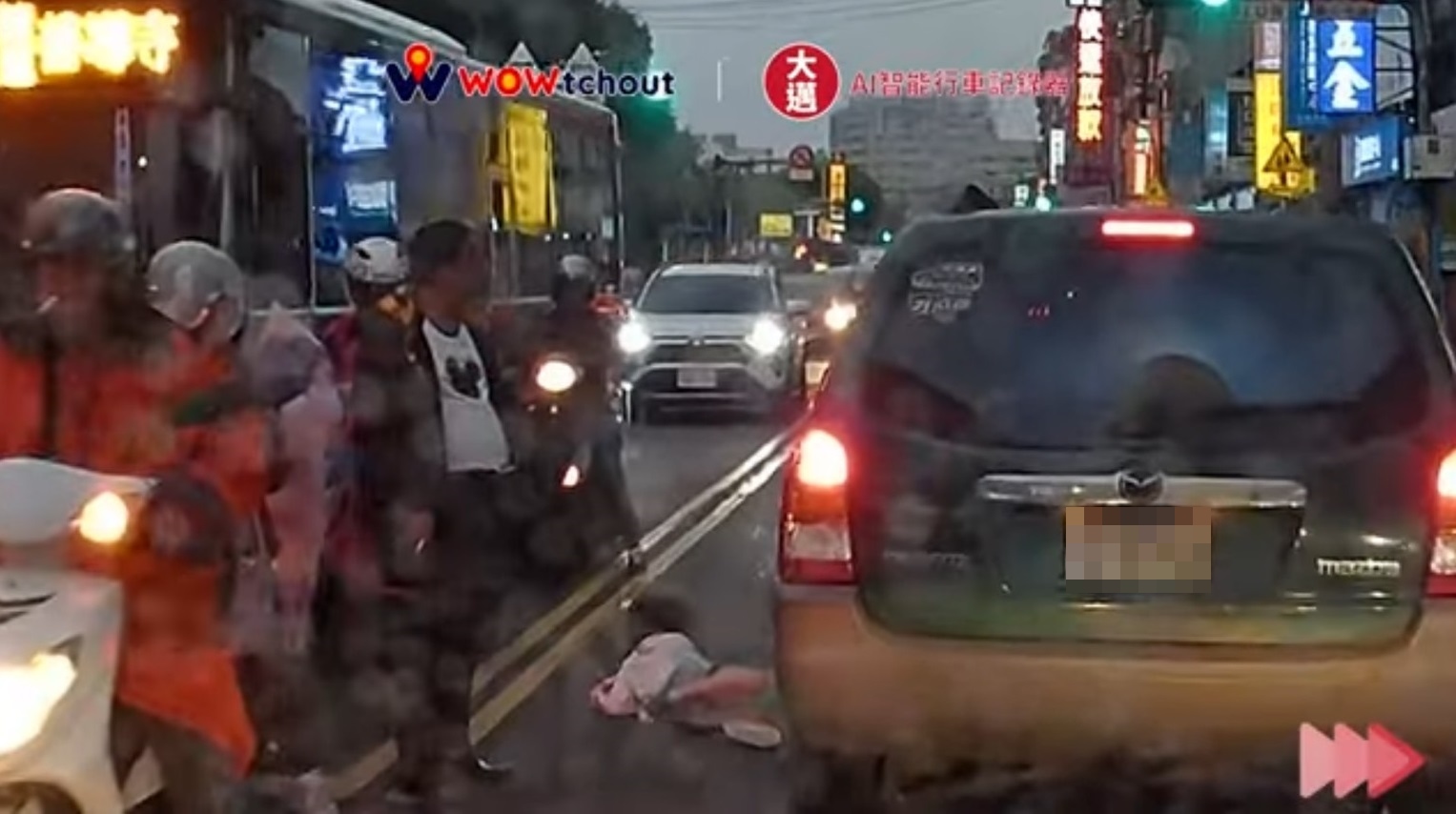 小女孩撞車倒地。（翻攝畫面）