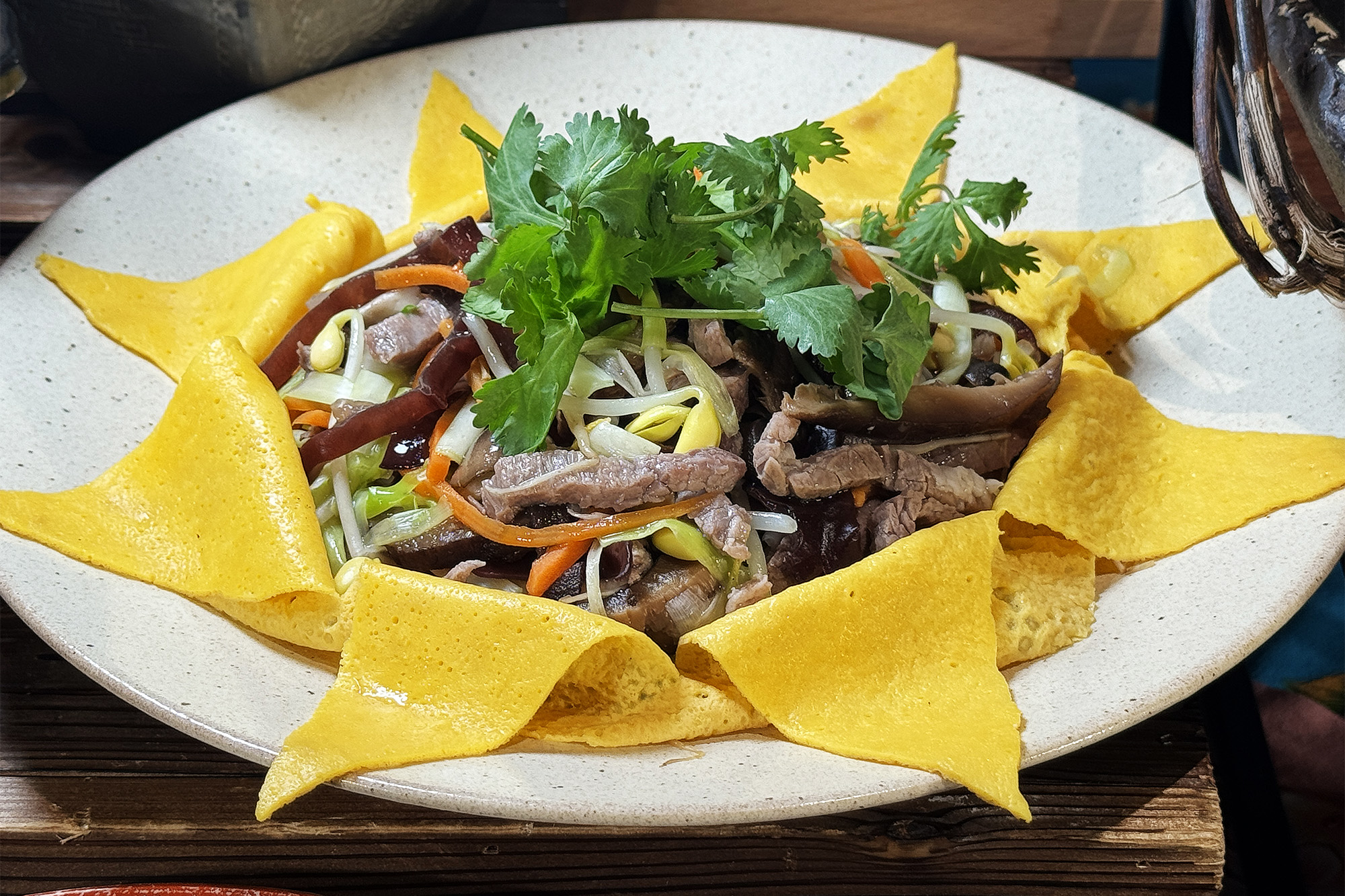 北方菜餚「合菜戴帽」因造型圓滿又有「金銀滿堂」的美稱。