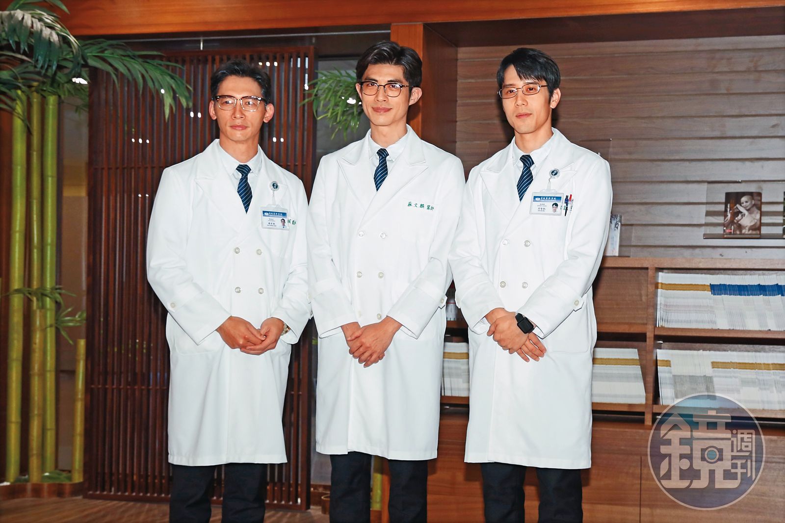温昇豪（左）近期在新戲《打怪任務》飾演醫院院長，和梁正群（中）、胡宇威（右）並肩作戰