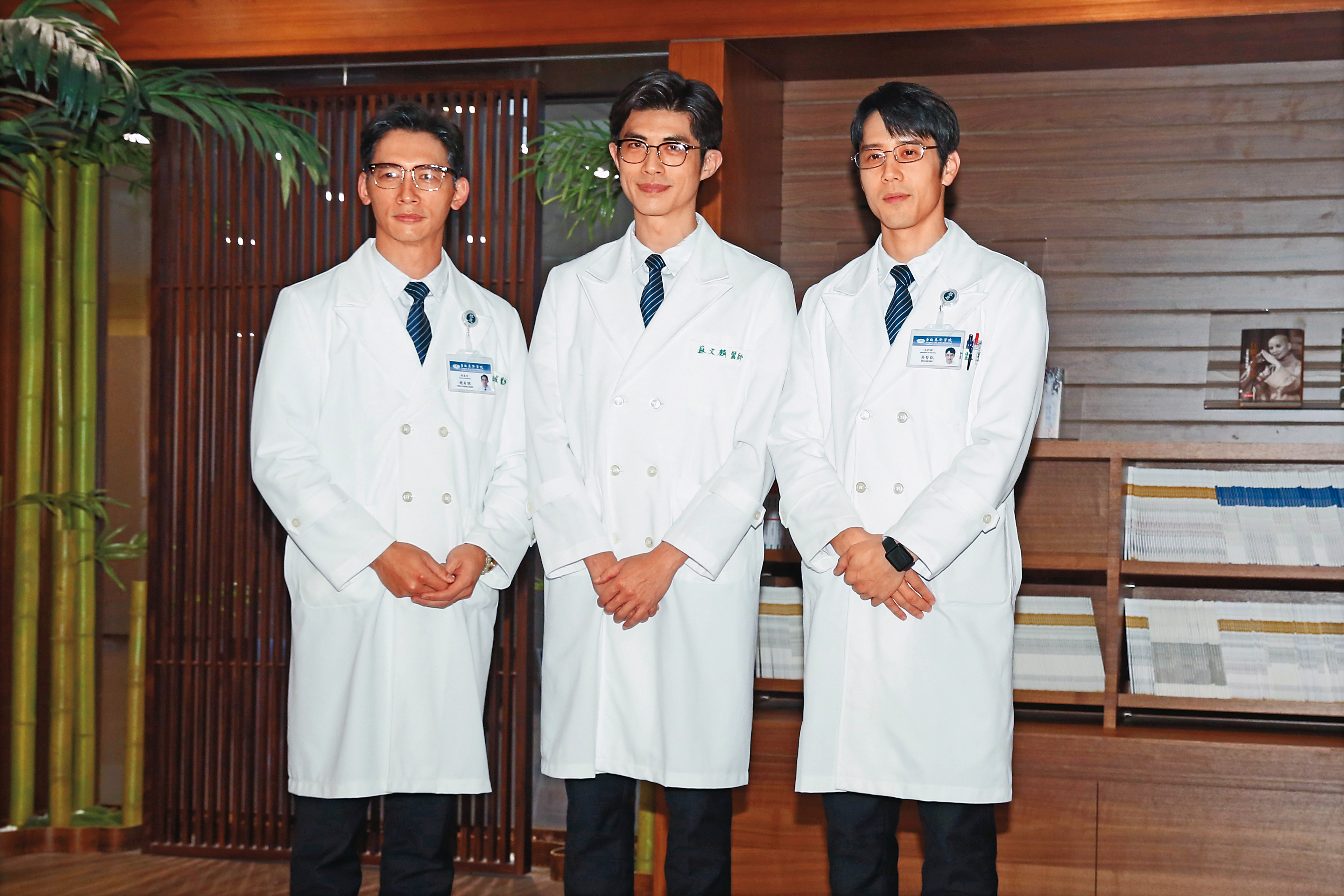 温昇豪(左)近期在新戲《打怪任務》飾演醫院院長,和梁正群(中)、胡宇威(右)並肩作戰。
