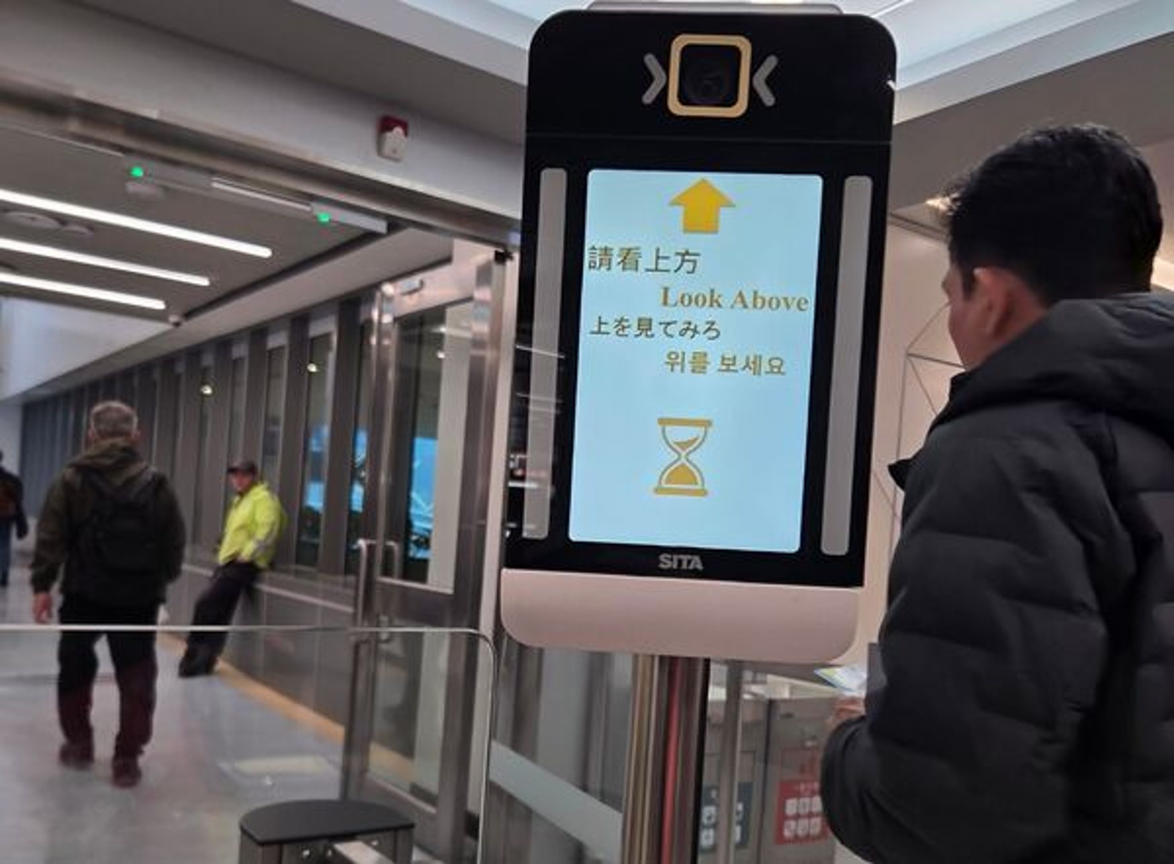 松山機場人臉辨識系統因日文用詞「上を見てみろ」過於挑釁，意外成為社群熱搜話題。（翻攝自X）