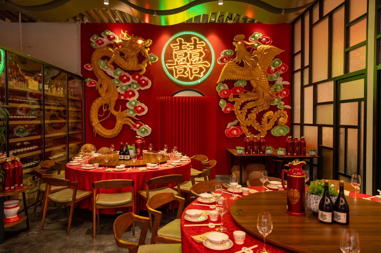 可當包廂使用的區域，以酒樓的喜宴風格裝飾。（九龍飯館提供）