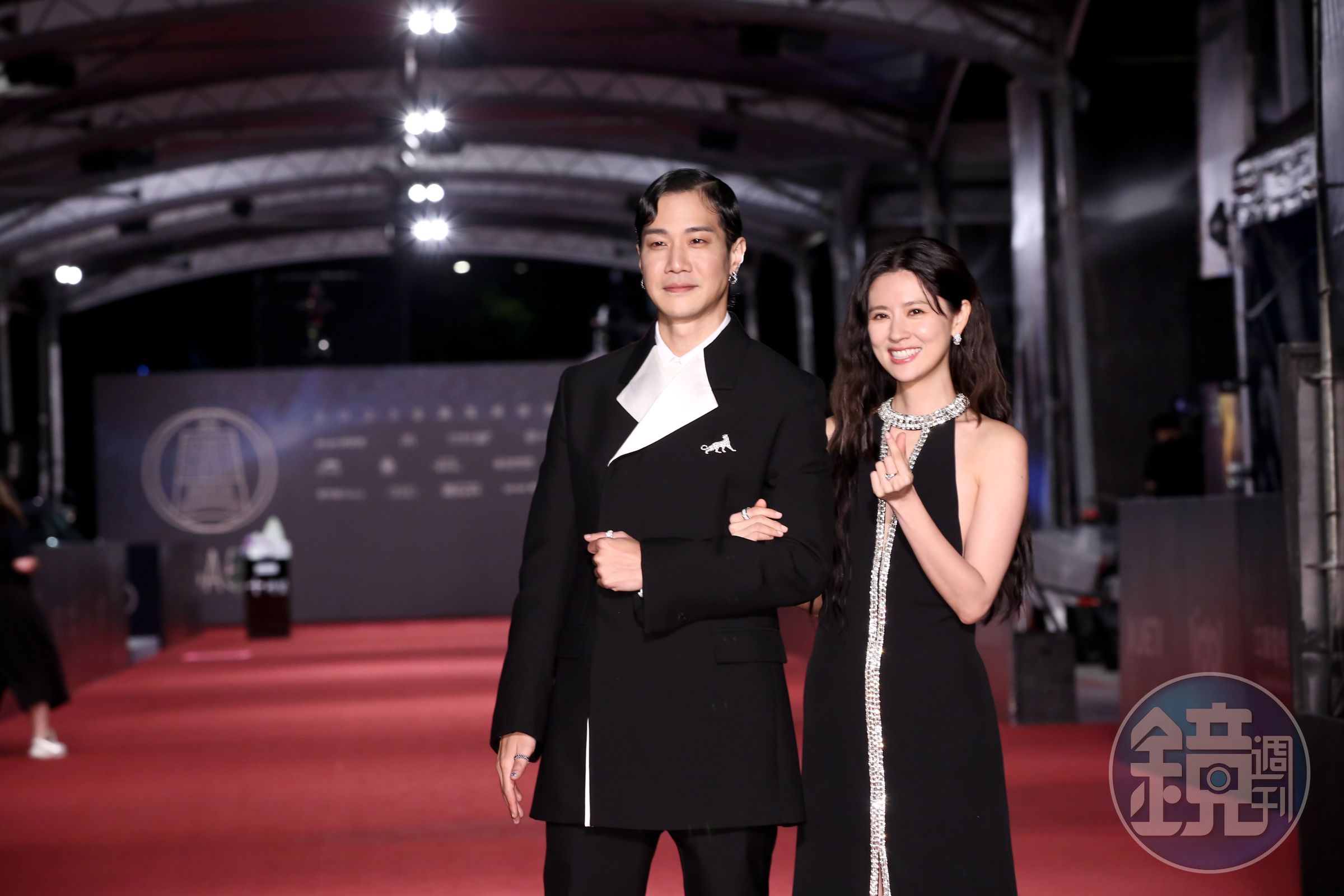 薛仕凌(左)身穿Ferragamo黑白翻領西裝,腳踏紅底鞋Christian Louboutin黑色小牛皮尖頭靴(NT$47,800),搭配珠寶來自Cartier 。右為林予晞。