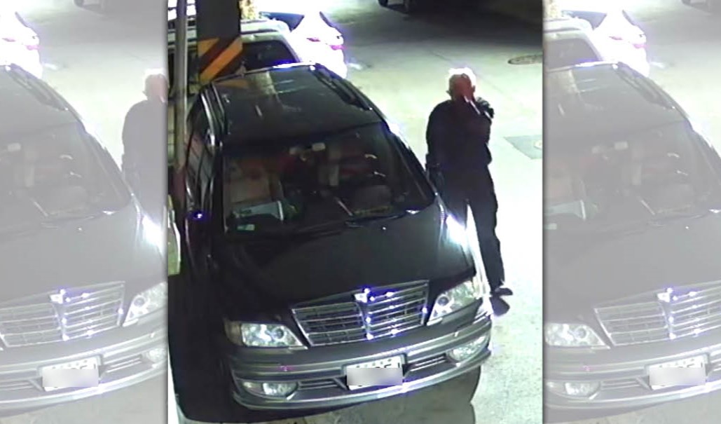 陳男車輛遭隔壁鄰居阿伯惡意噴射鼻涕。（讀者提供）