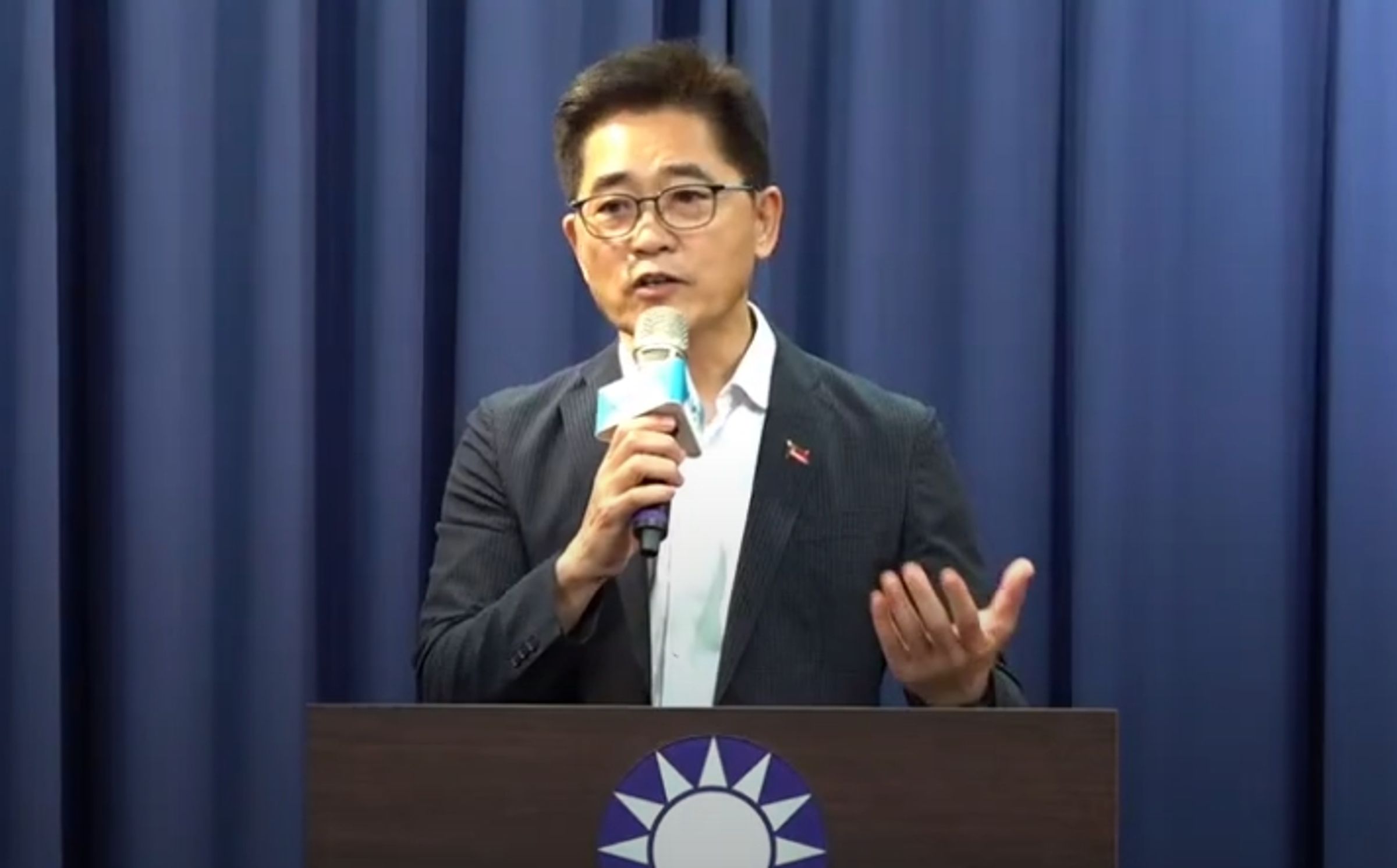 國民黨秘書長黃健庭召開記者會，宣布朱立倫不參加明天的國安簡報會議。（翻攝中國國民黨YouTube直播）