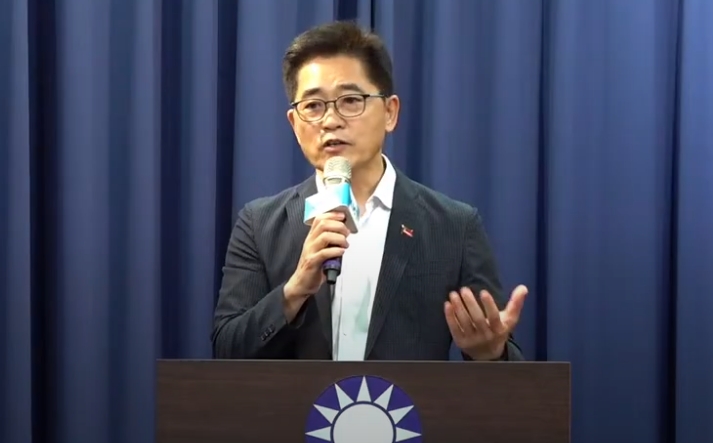 國民黨秘書長黃健庭召開記者會，宣布朱立倫不參加明天的國安簡報會議。（翻攝中國國民黨YouTube直播）