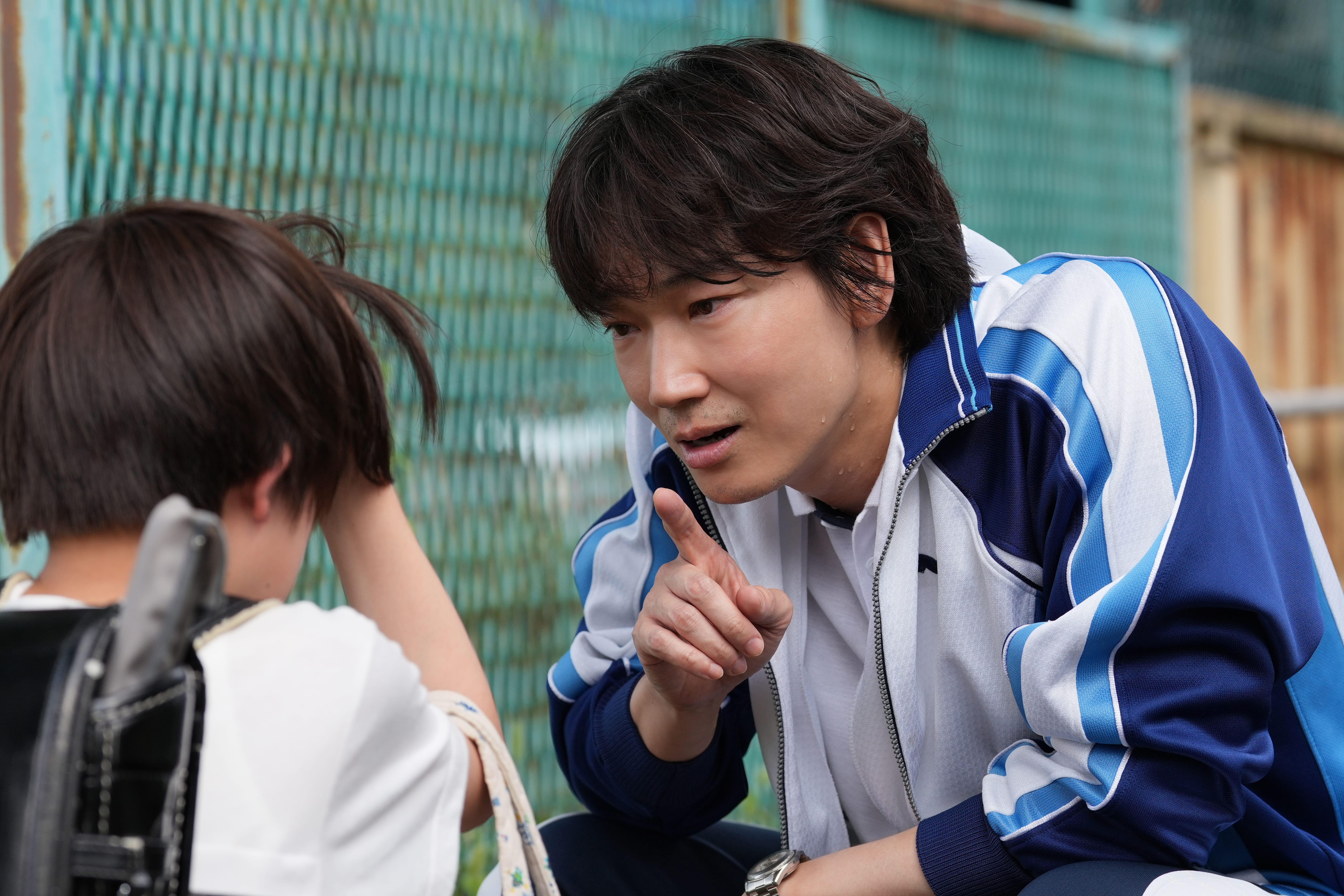 綾野剛在《捏造：史上最惡殺人教師》的演出令人不寒而慄。（光年映畫提供）  