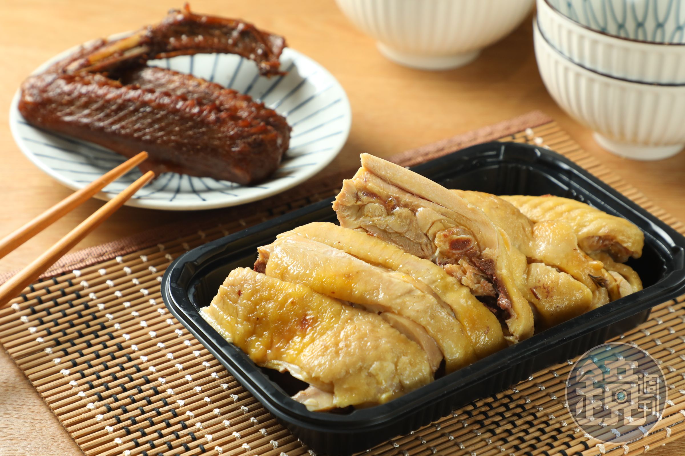 「油雞」（前，75元／100公克）和「鴨翅膀」（後，40元／隻）的味道都做得很好。