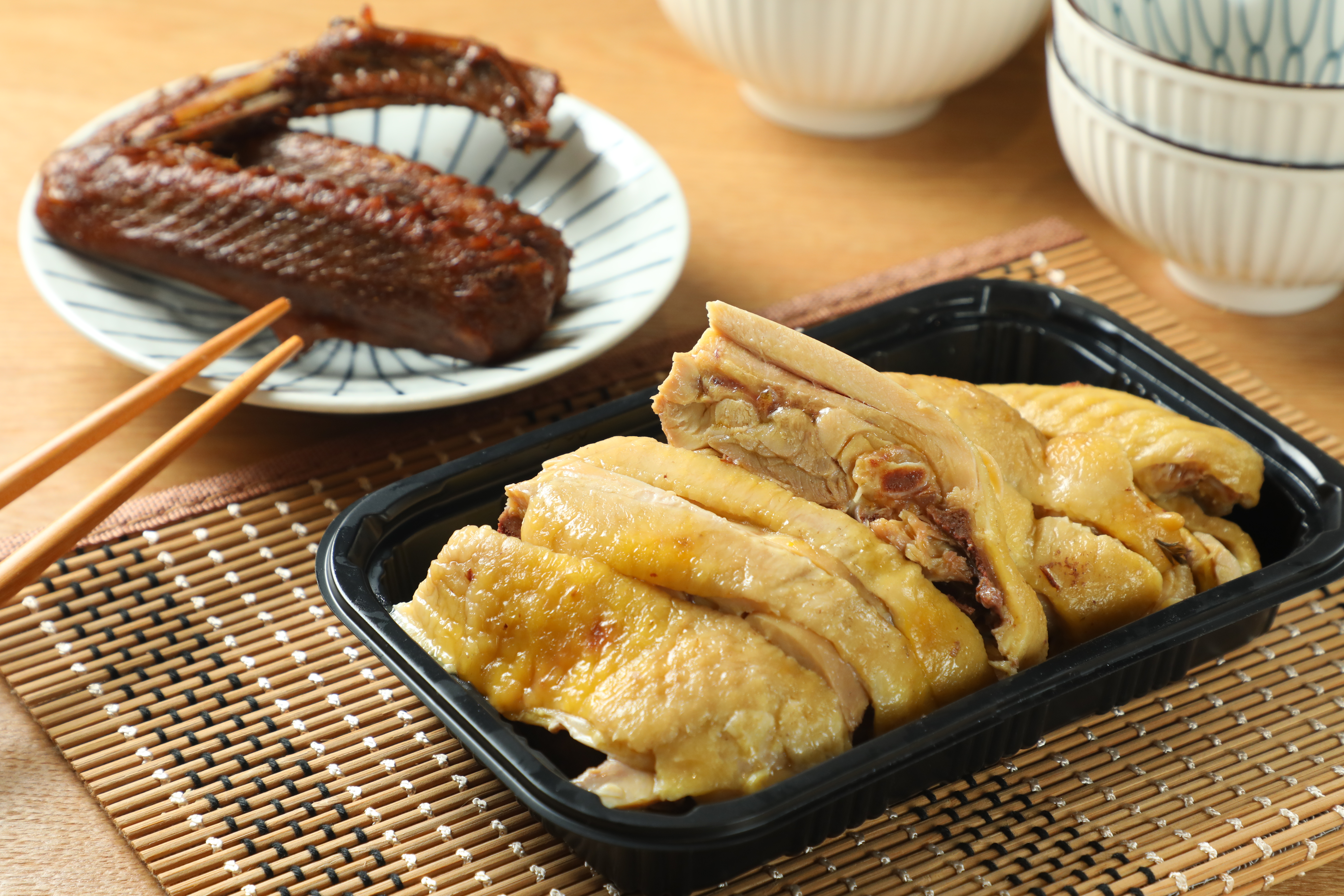 「油雞」(前,75元/100公克)和「鴨翅膀」(後,40元/隻)的味道都做得很好。