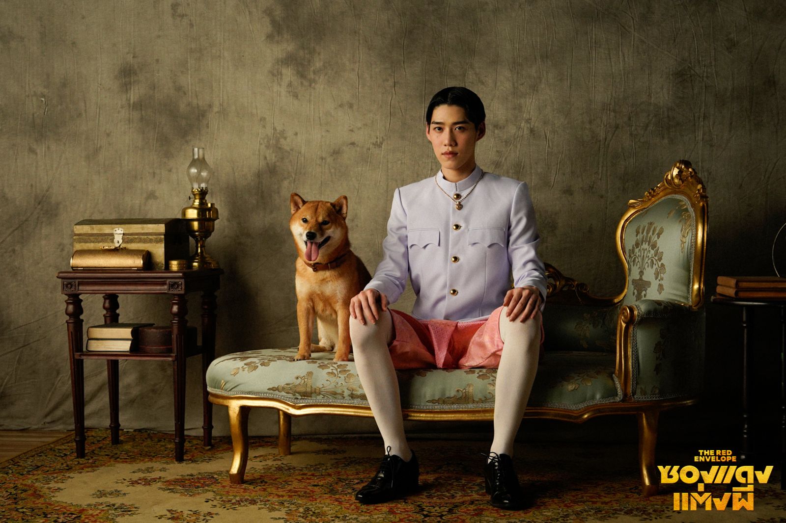 原版中的林柏宏的角色養了一隻狗。在泰版中也有一隻柴犬,而PP則是穿著泰式服裝一起合影。(翻攝自臉書)