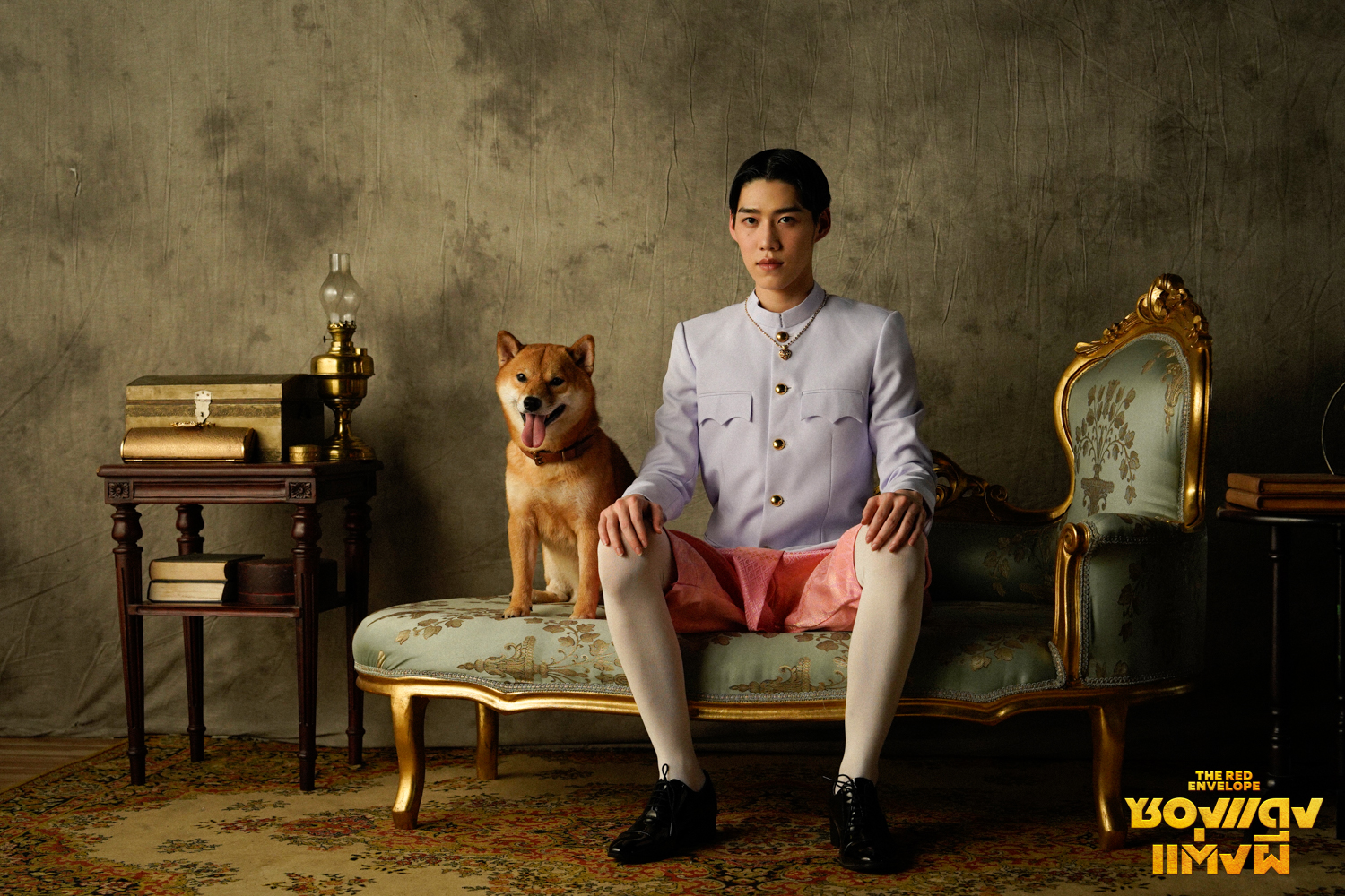 原版中的林柏宏的角色養了一隻狗。在泰版中也有一隻柴犬,而PP則是穿著泰式服裝一起合影。(翻攝自臉書)