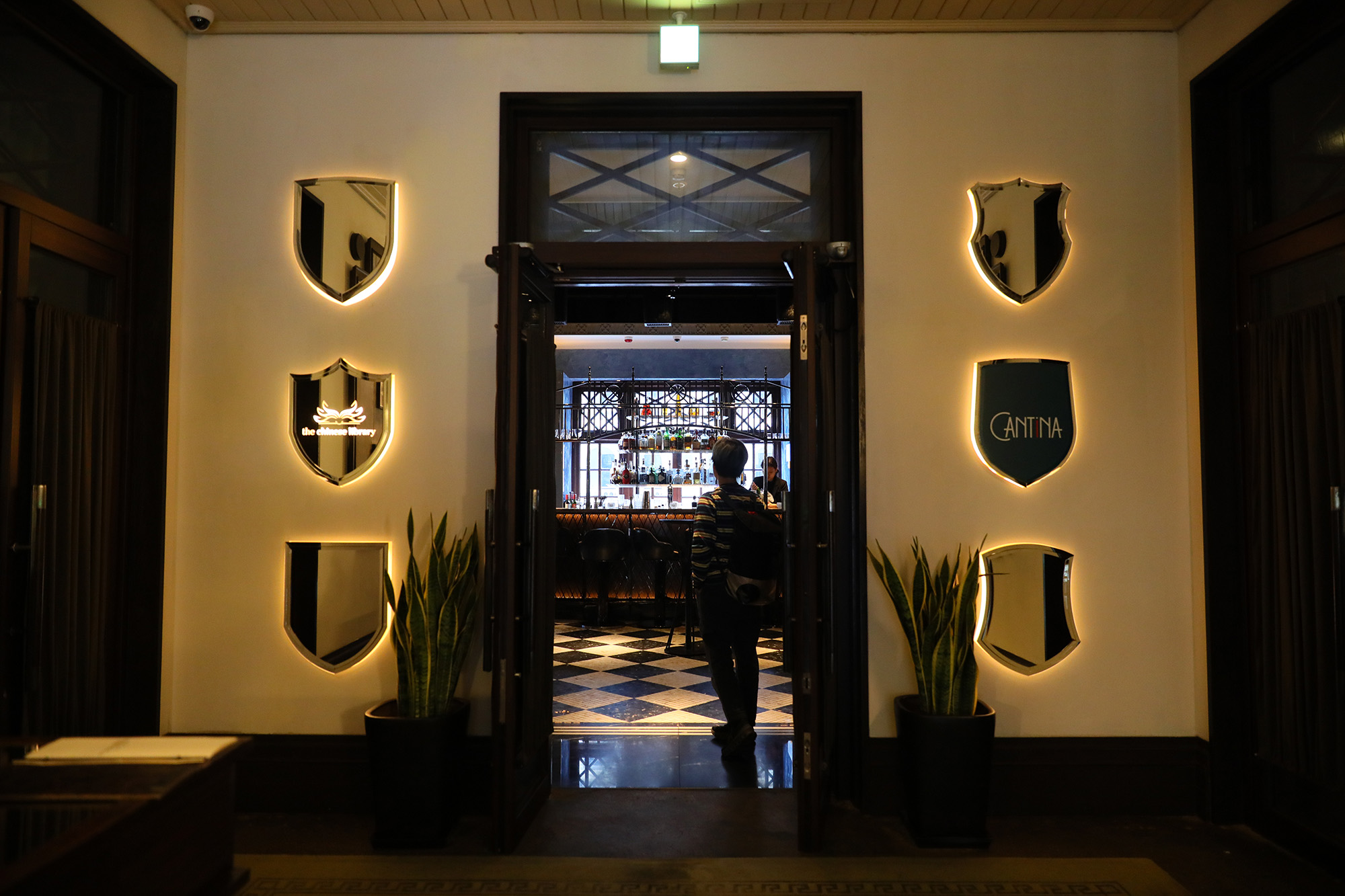 酒吧座落於大館頂層Cantina及The Chinese Library兩間餐廳之間。