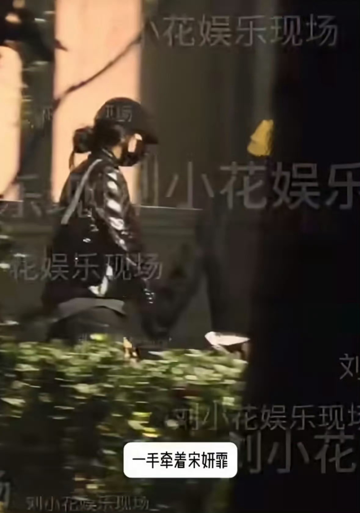 中國大陸狗仔拍到竇靖童與宋妍霏在北京街頭十指緊扣遛狗,宋妍霏方表明是藝人私事,望理性看待,有默認意味。(微博圖片)