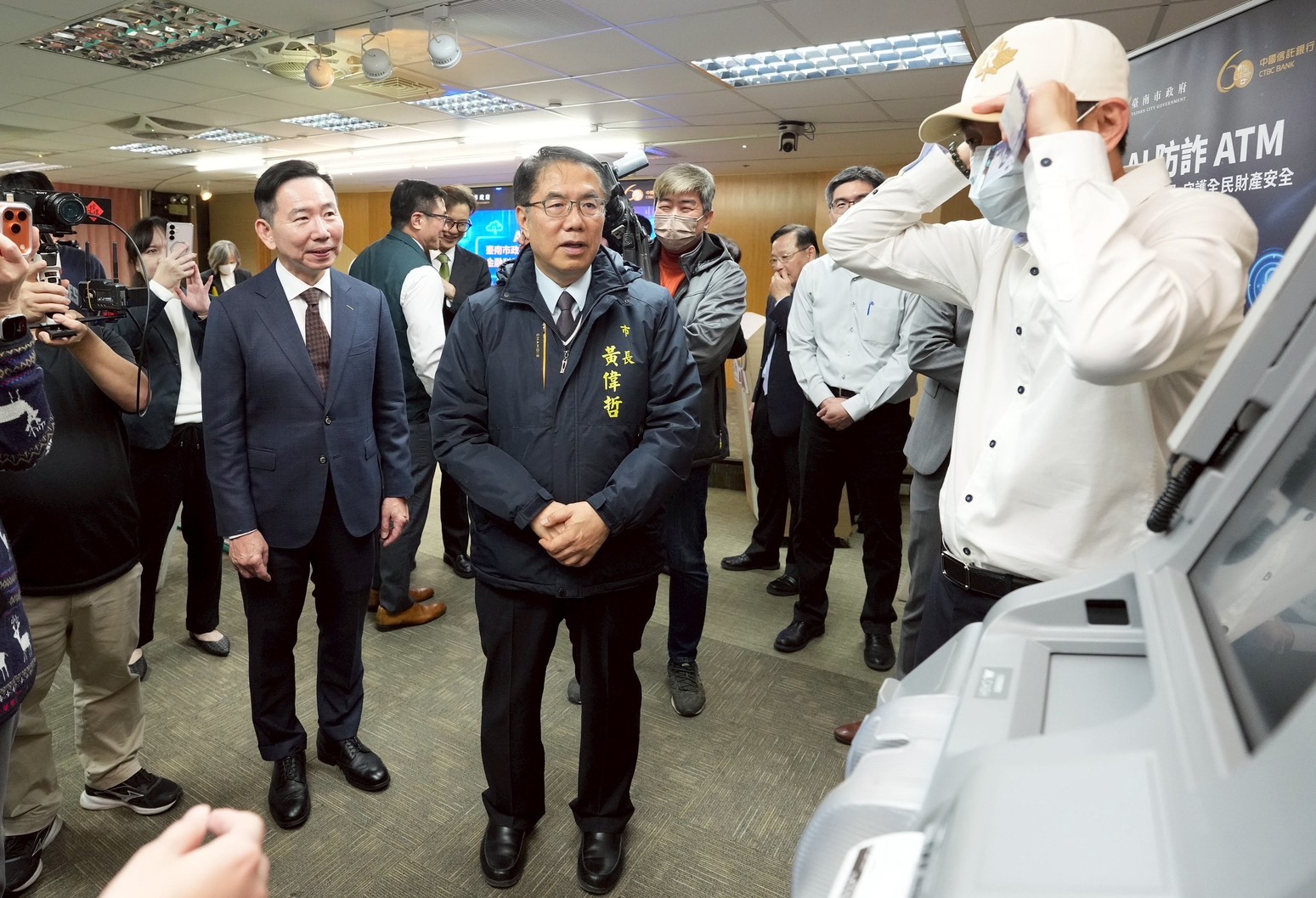 台南市市長黃偉哲(中)在中信銀行總經理楊銘祥(左)陪同下,體驗中信銀行AI防詐ATM 及通報機制。(中信銀提供)