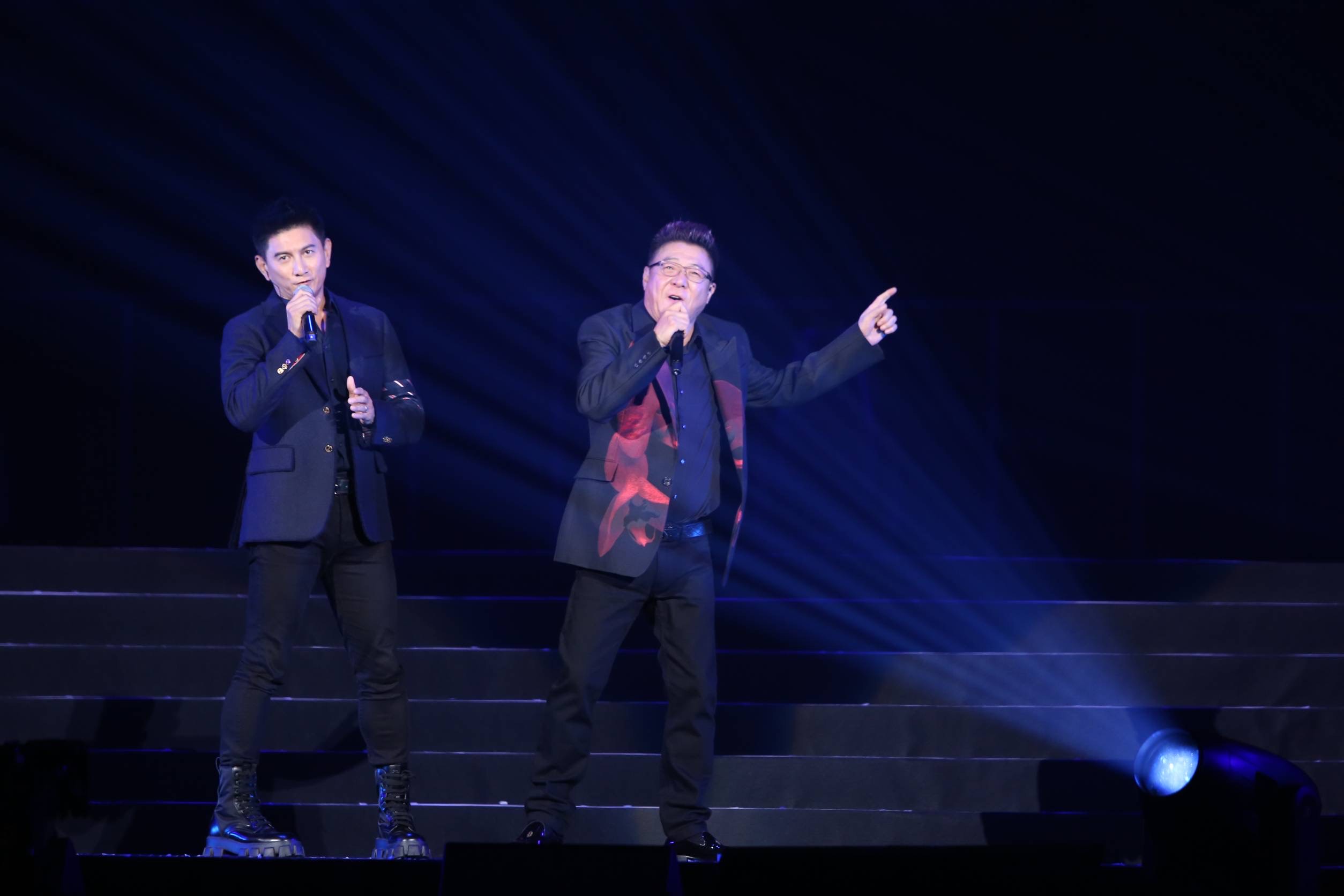 姜育恆與吳奇隆擔任嘉賓,合唱新曲〈心向你飛〉。