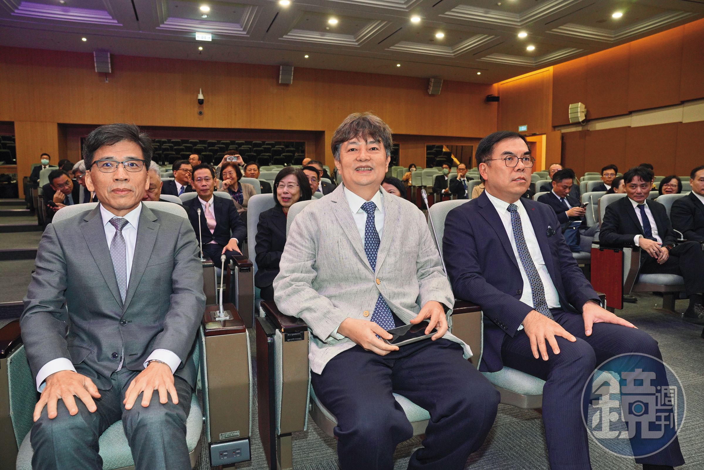 壽險公會今年仍由前總統陳水扁官邸總管、全球人壽董事陳慧遊（中）爭取連任。